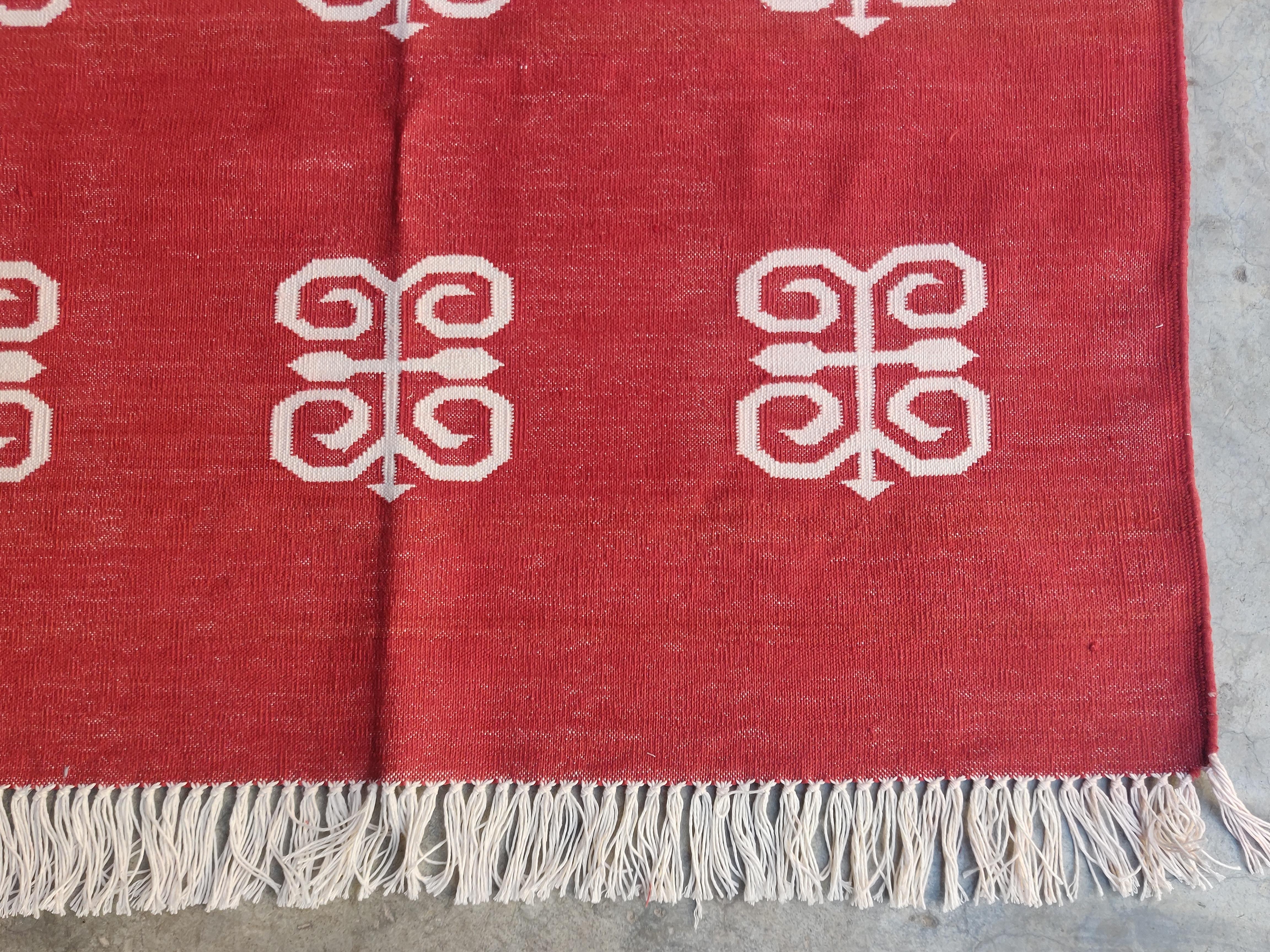 Handmade Cotton Area Flat Weave Rug, 3x5 Red And White Butterfly Indian Dhurrie In New Condition For Sale In Jaipur, IN