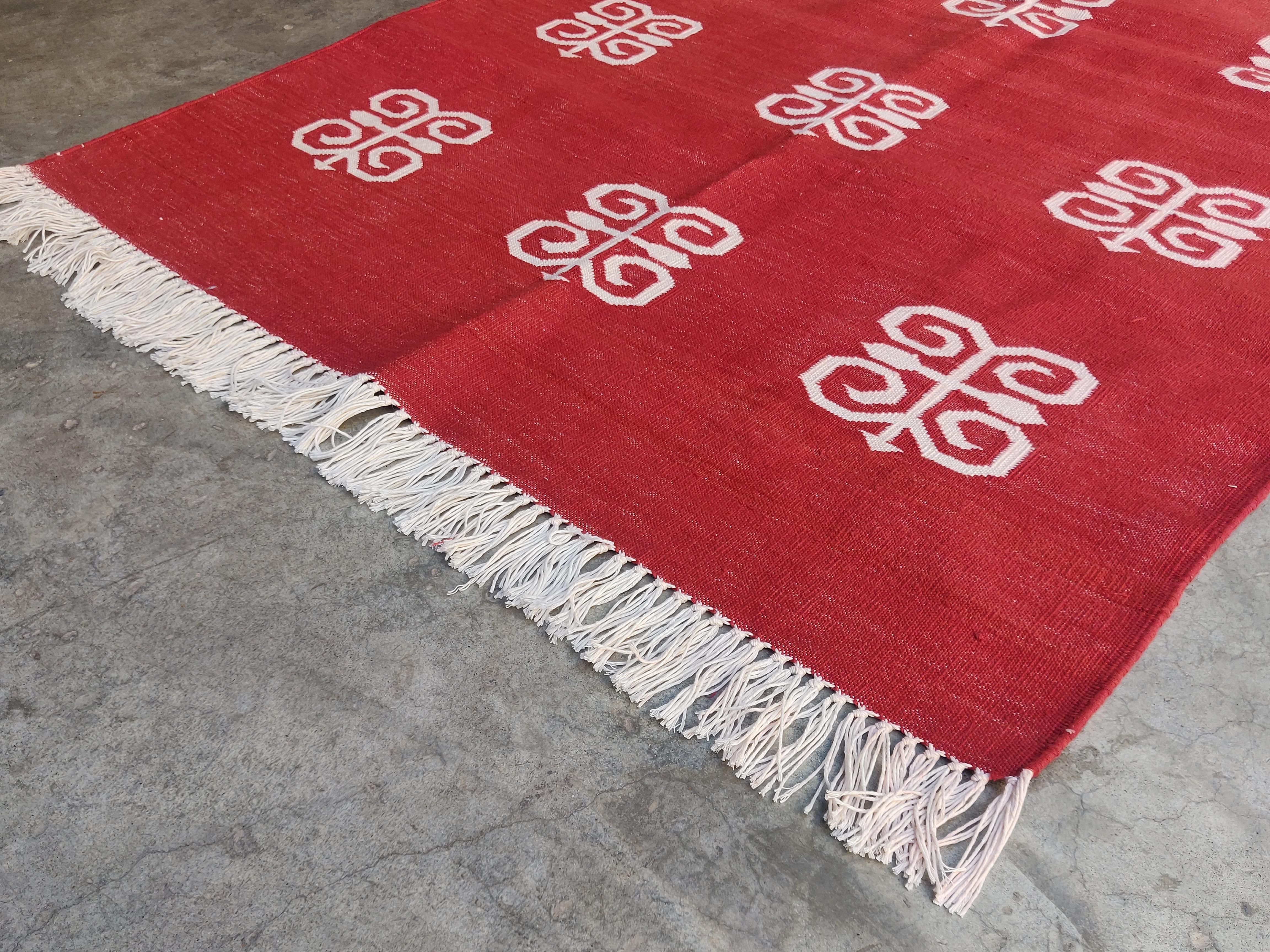 Tapis Dhurrie indien à tissage plat fait à la main, 3x5, rouge et blanc papillon Neuf - En vente à Jaipur, IN