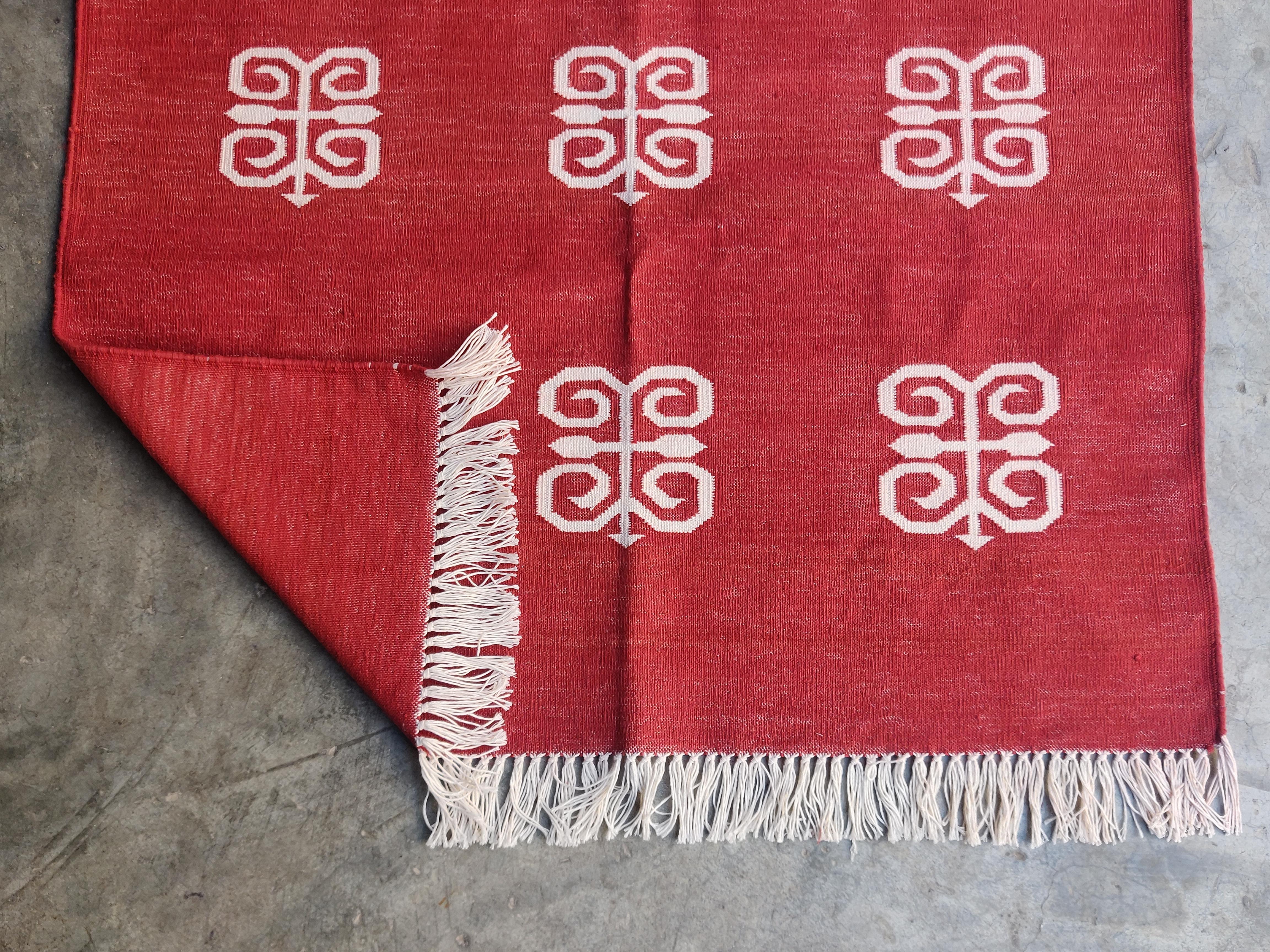 Handmade Cotton Area Flat Weave Rug, 3x5 Red And White Butterfly Indian Dhurrie For Sale 1