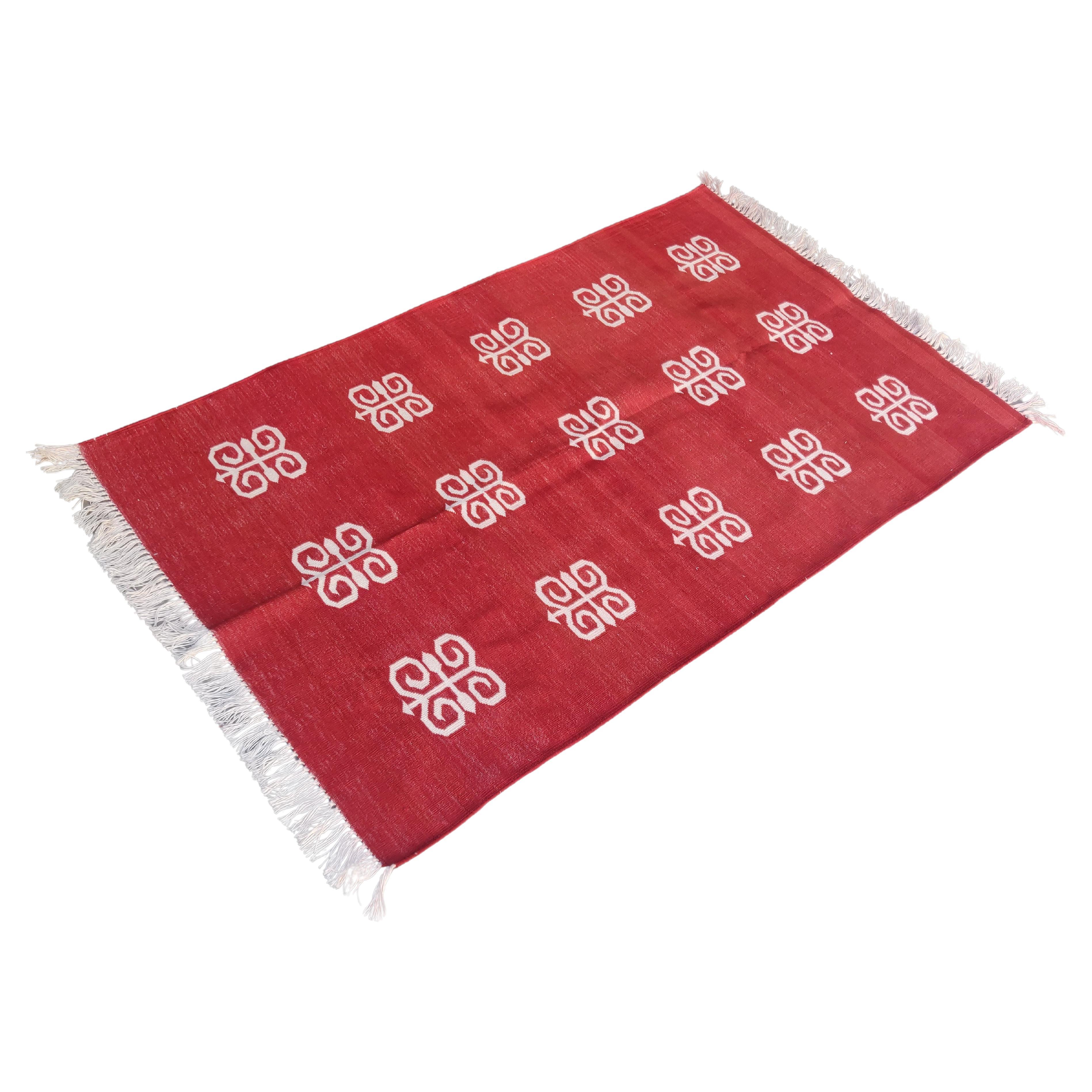 Tapis Dhurrie indien à tissage plat fait à la main, 3x5, rouge et blanc papillon en vente