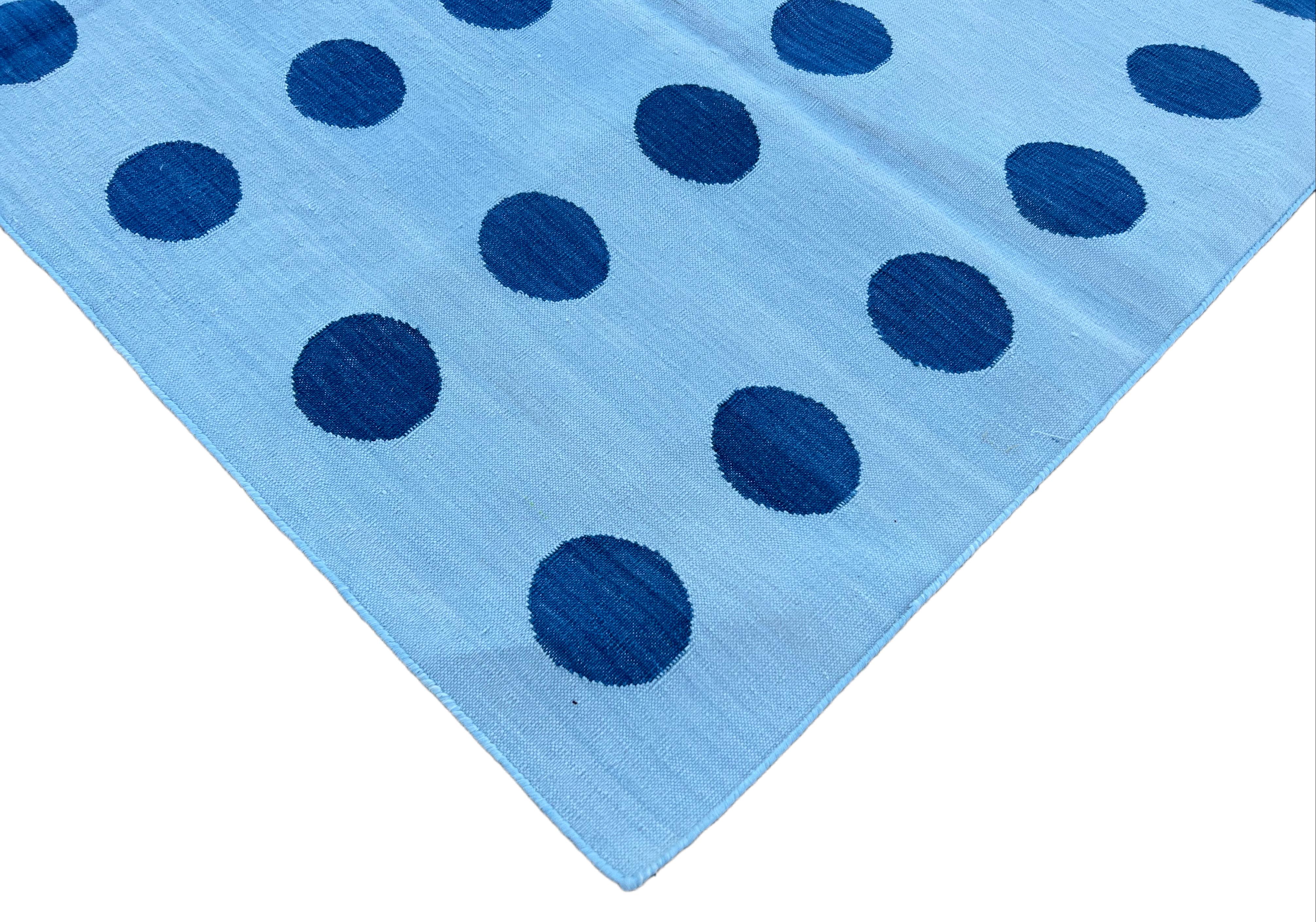 Baumwolle pflanzlich gefärbt Reversible Sky Blue und Indigo Blue Ball gemusterten indischen Teppich - 3'x5'
Diese speziellen flachgewebten Dhurries werden aus 15-fachem Garn aus 100% Baumwolle handgewebt. Aufgrund der speziellen Fertigungstechniken,