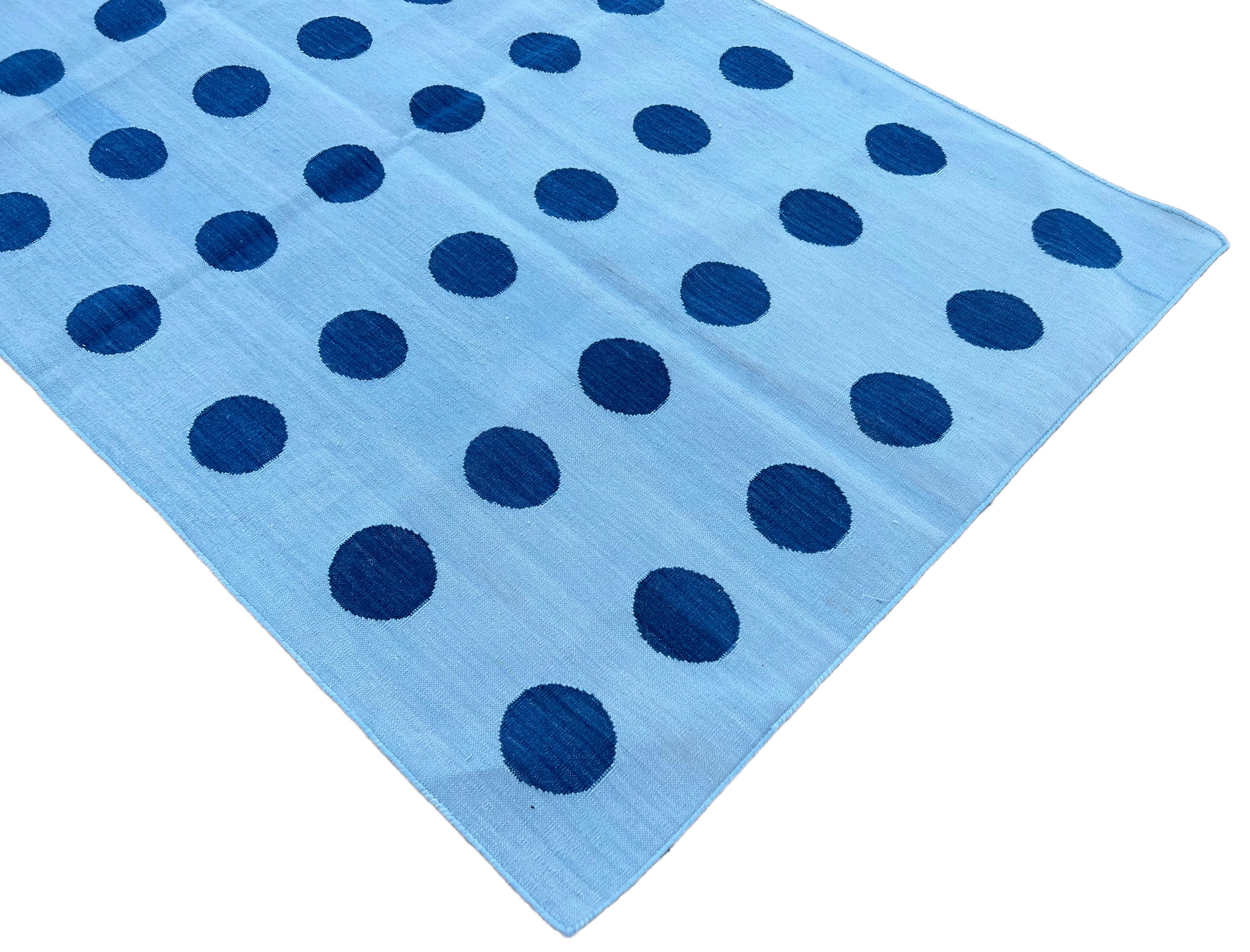 Handgefertigter Flachgewebe-Teppich aus Baumwolle, 3x5 Himmelblau mit Kugelmuster, indischer Dhurrie (Moderne der Mitte des Jahrhunderts) im Angebot