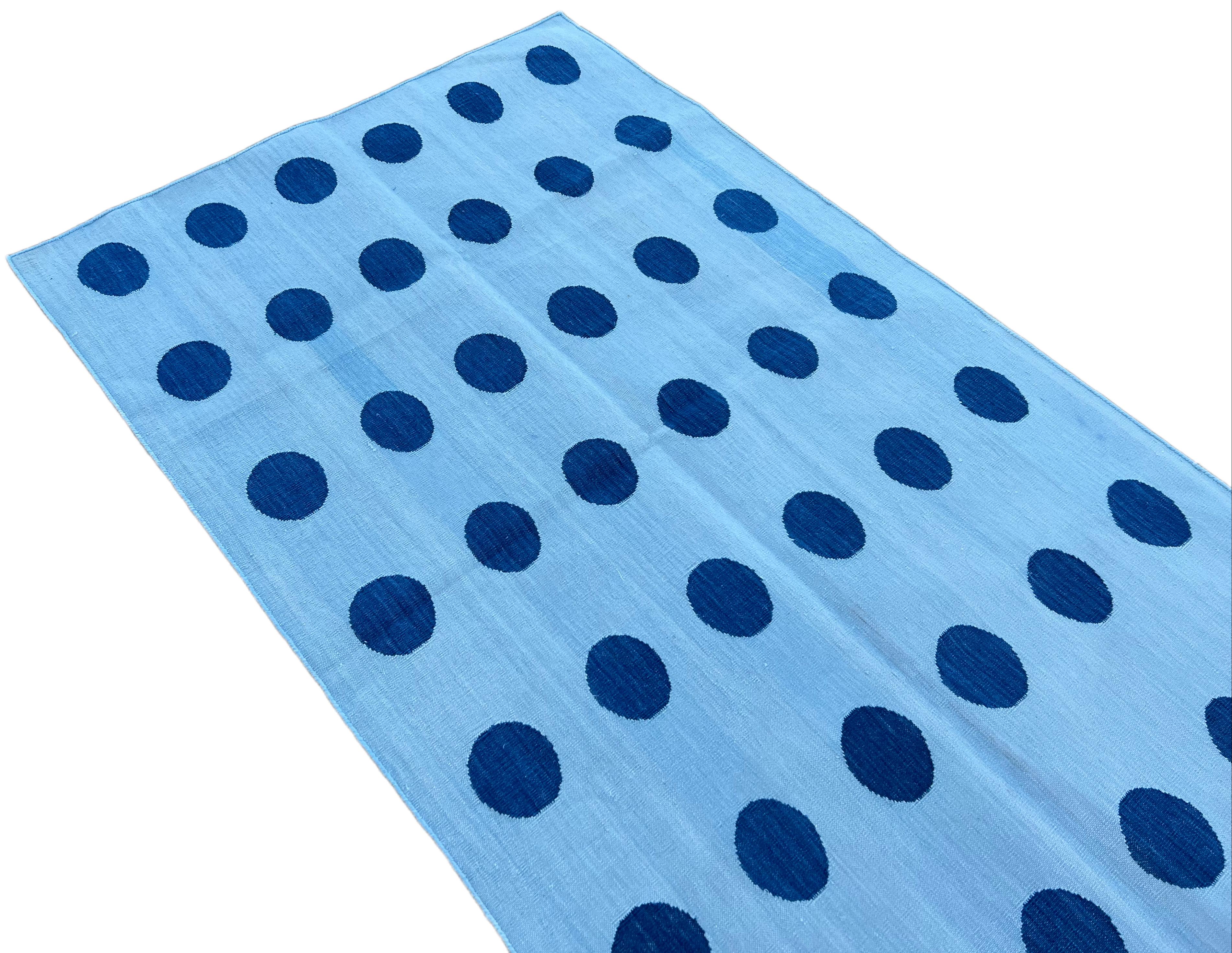 Handgefertigter Flachgewebe-Teppich aus Baumwolle, 3x5 Himmelblau mit Kugelmuster, indischer Dhurrie (Indisch) im Angebot