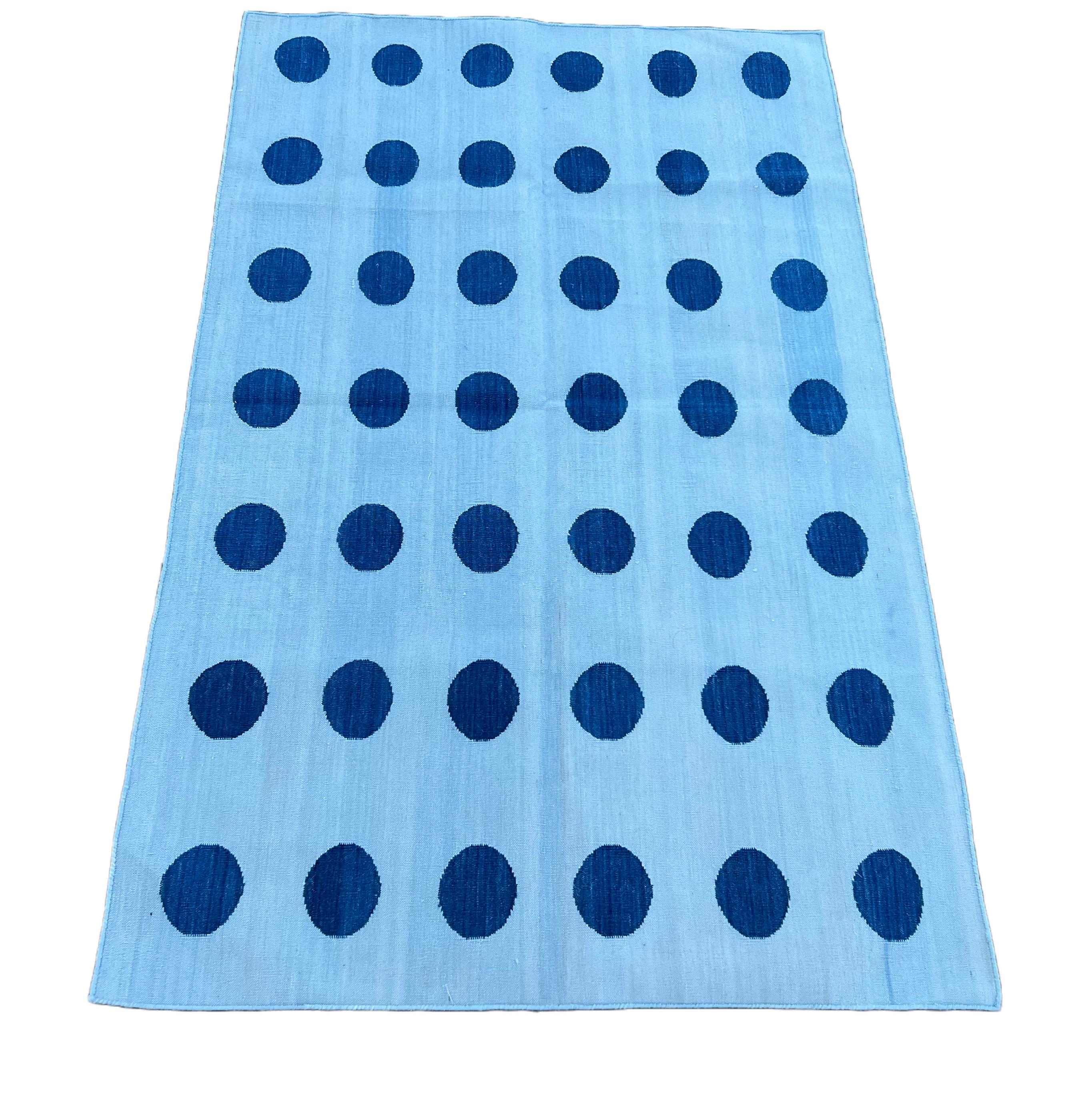 Handgefertigter Flachgewebe-Teppich aus Baumwolle, 3x5 Himmelblau mit Kugelmuster, indischer Dhurrie (Handgewebt) im Angebot