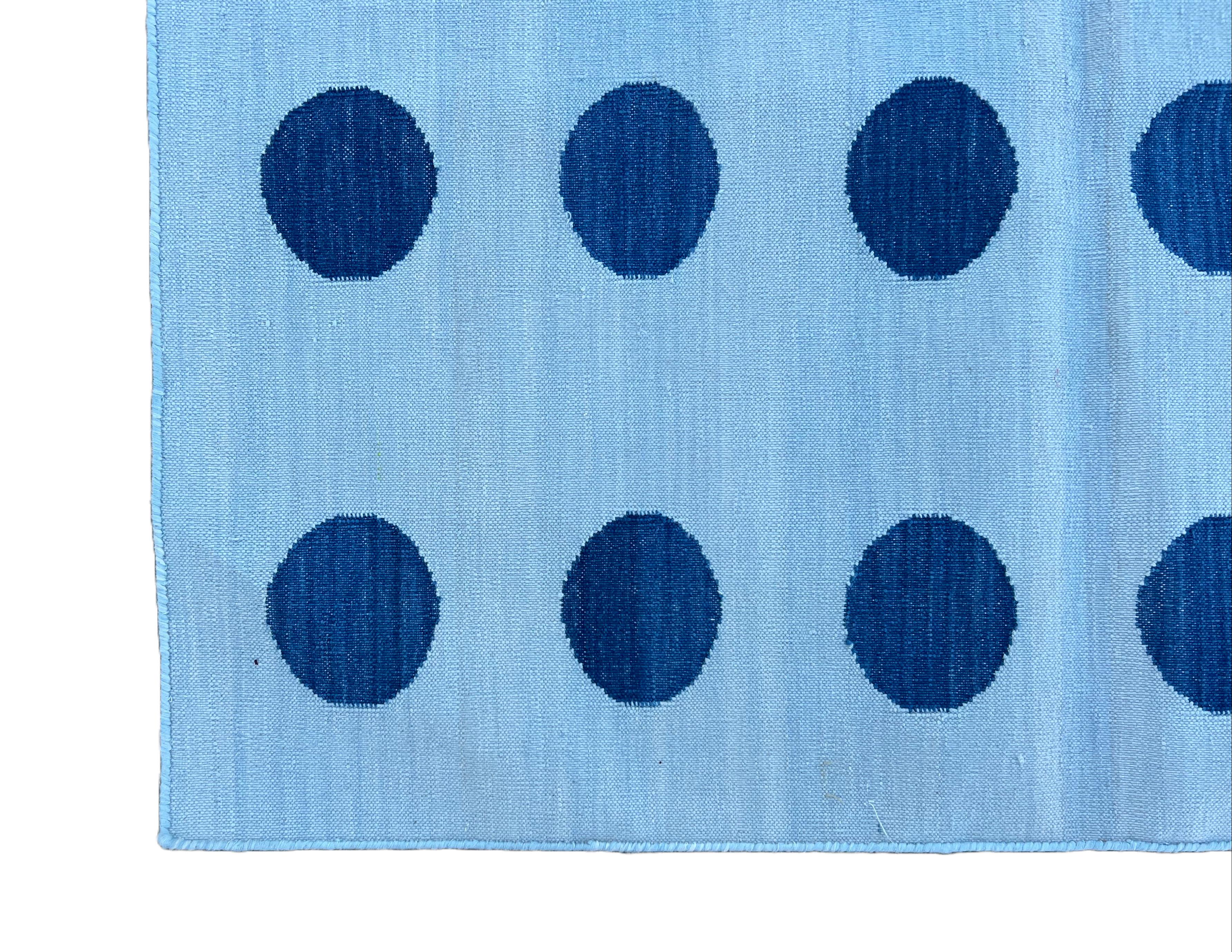 Handgefertigter Flachgewebe-Teppich aus Baumwolle, 3x5 Himmelblau mit Kugelmuster, indischer Dhurrie im Zustand „Neu“ im Angebot in Jaipur, IN