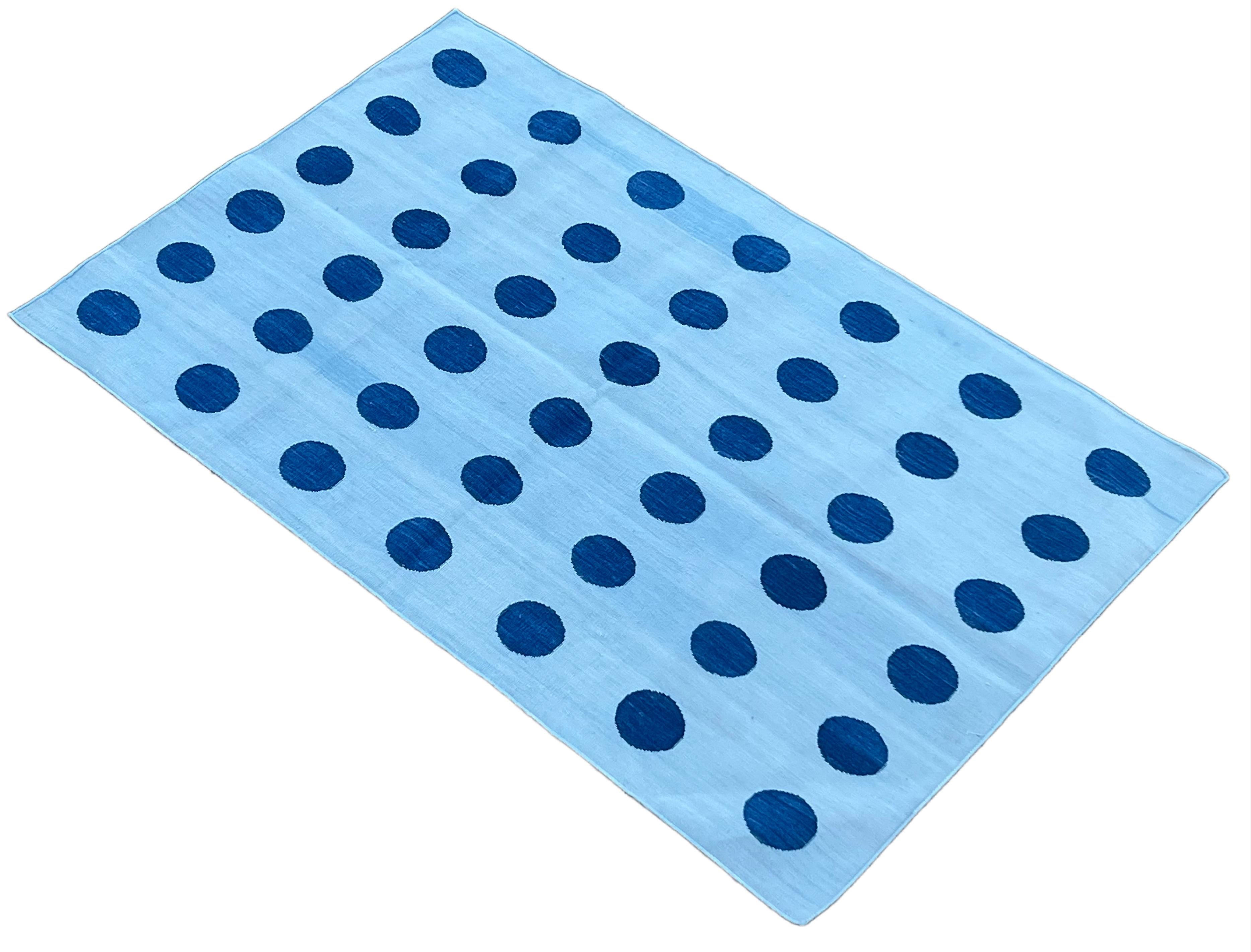 Handgefertigter Flachgewebe-Teppich aus Baumwolle, 3x5 Himmelblau mit Kugelmuster, indischer Dhurrie im Angebot 1