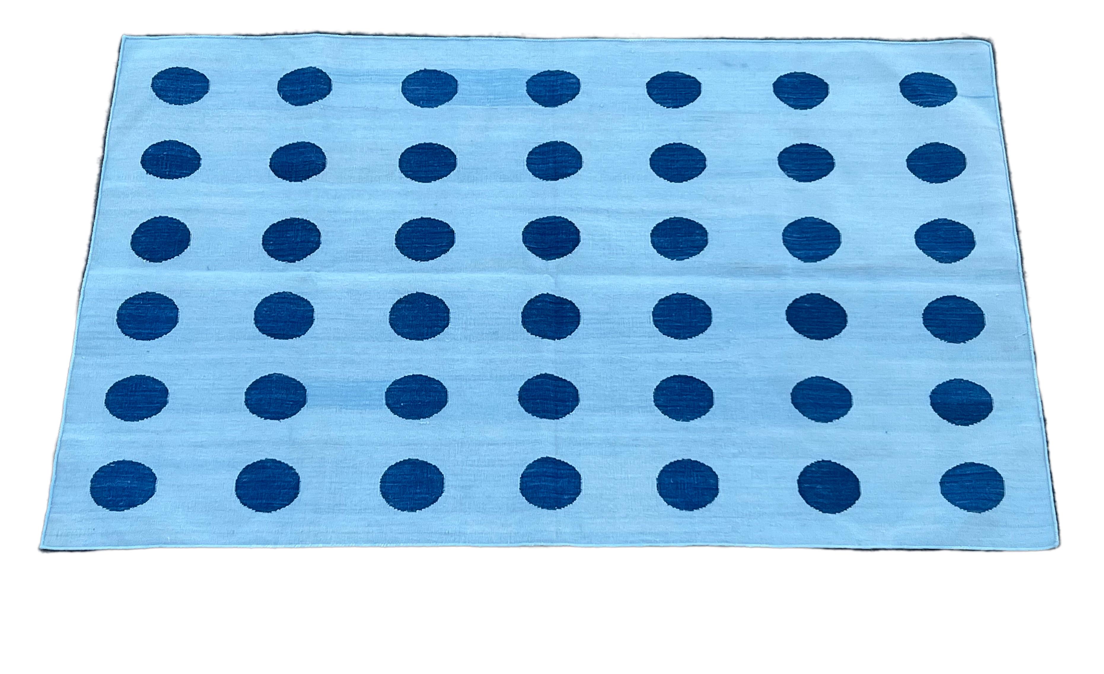 Handgefertigter Flachgewebe-Teppich aus Baumwolle, 3x5 Himmelblau mit Kugelmuster, indischer Dhurrie im Angebot 2