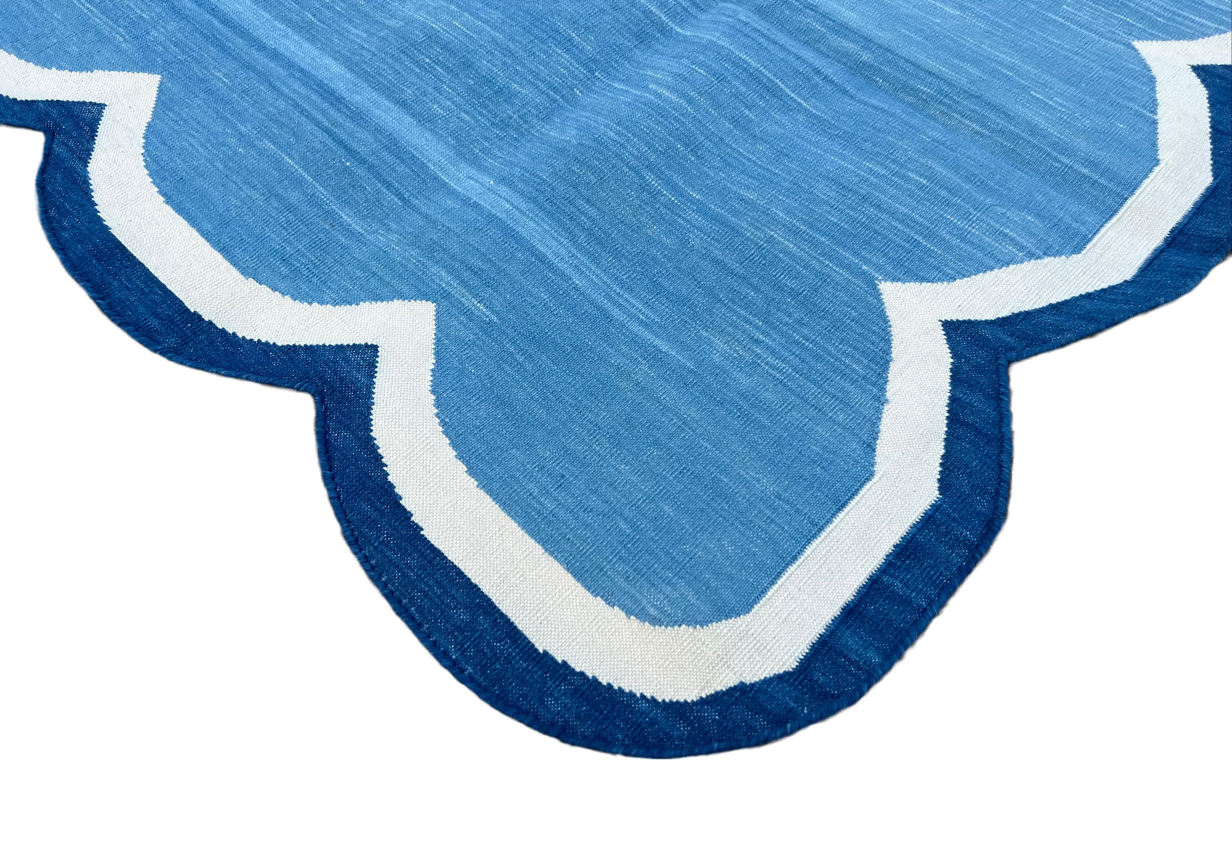 Handgefertigter Flachgewebe-Teppich aus Baumwolle, 3x5 Himmelblau mit Wellenschliffstreifen, Kelim Dhurrie (Moderne der Mitte des Jahrhunderts) im Angebot