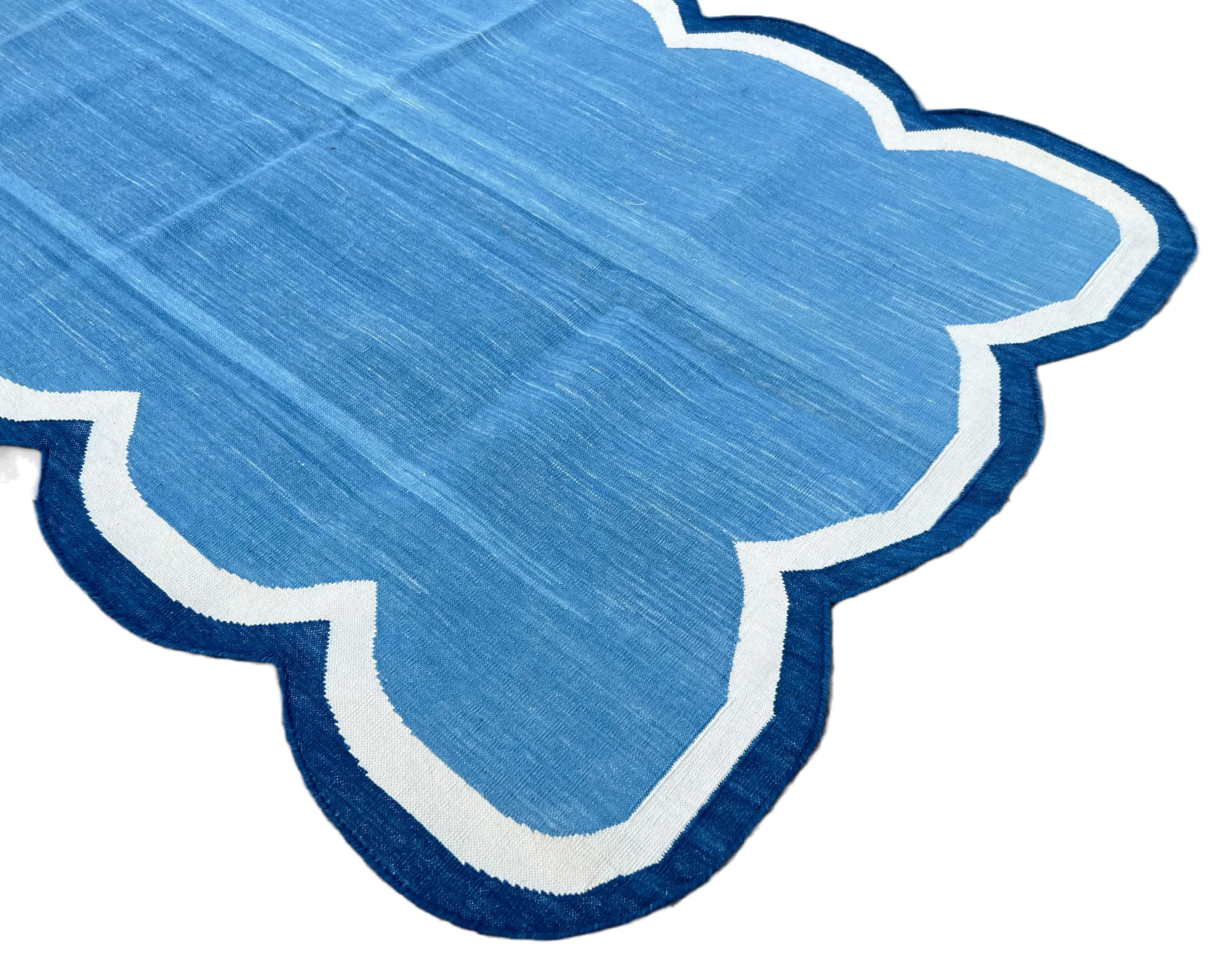 Handgefertigter Flachgewebe-Teppich aus Baumwolle, 3x5 Himmelblau mit Wellenschliffstreifen, Kelim Dhurrie (Indisch) im Angebot