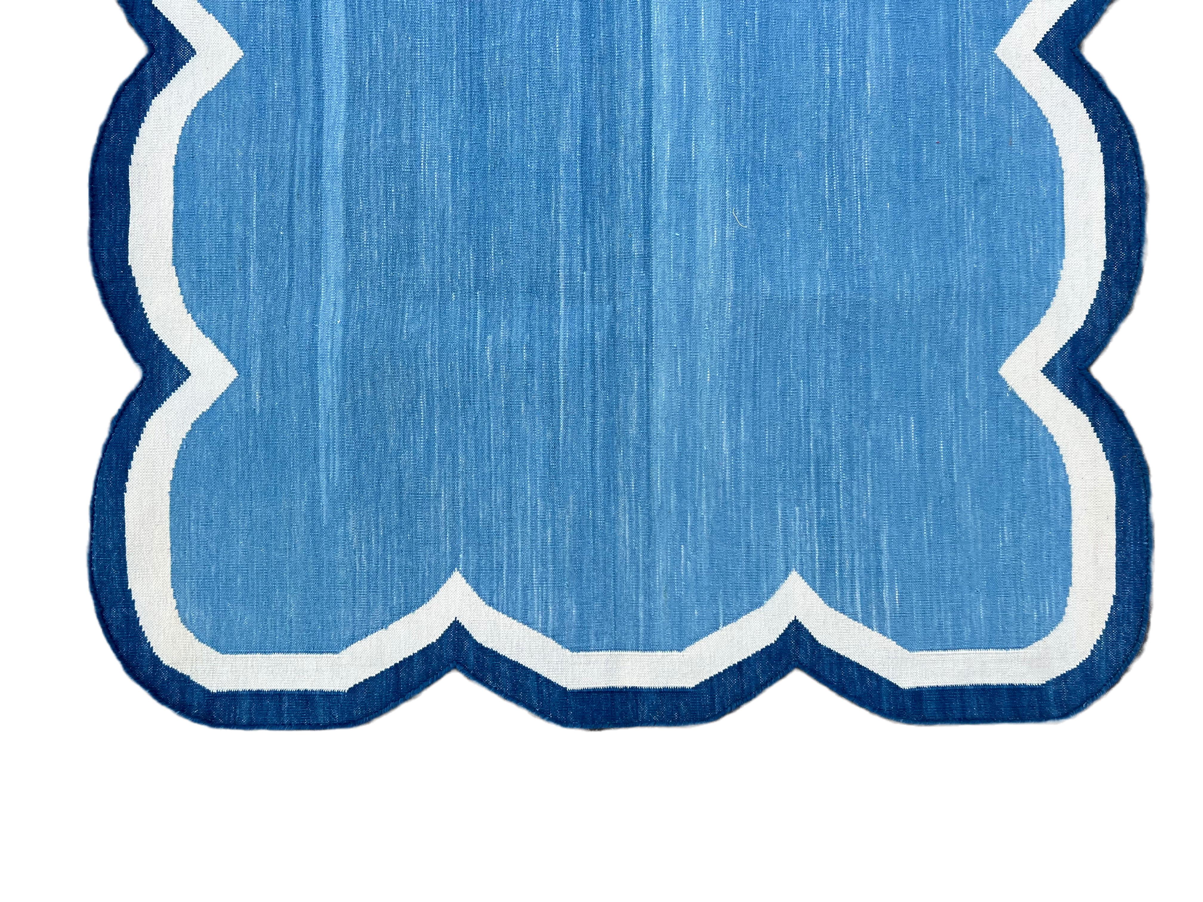 Handgefertigter Flachgewebe-Teppich aus Baumwolle, 3x5 Himmelblau mit Wellenschliffstreifen, Kelim Dhurrie (Handgewebt) im Angebot