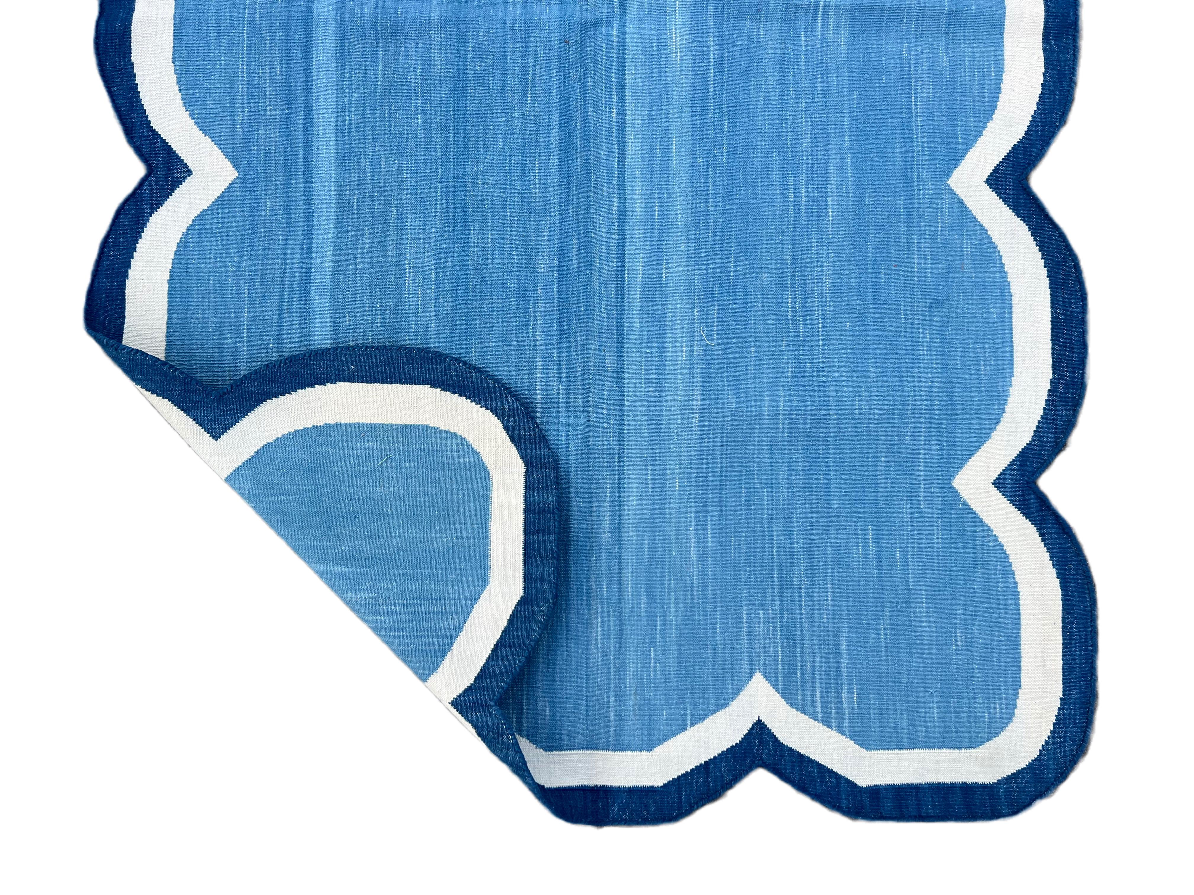 Handgefertigter Flachgewebe-Teppich aus Baumwolle, 3x5 Himmelblau mit Wellenschliffstreifen, Kelim Dhurrie im Zustand „Neu“ im Angebot in Jaipur, IN