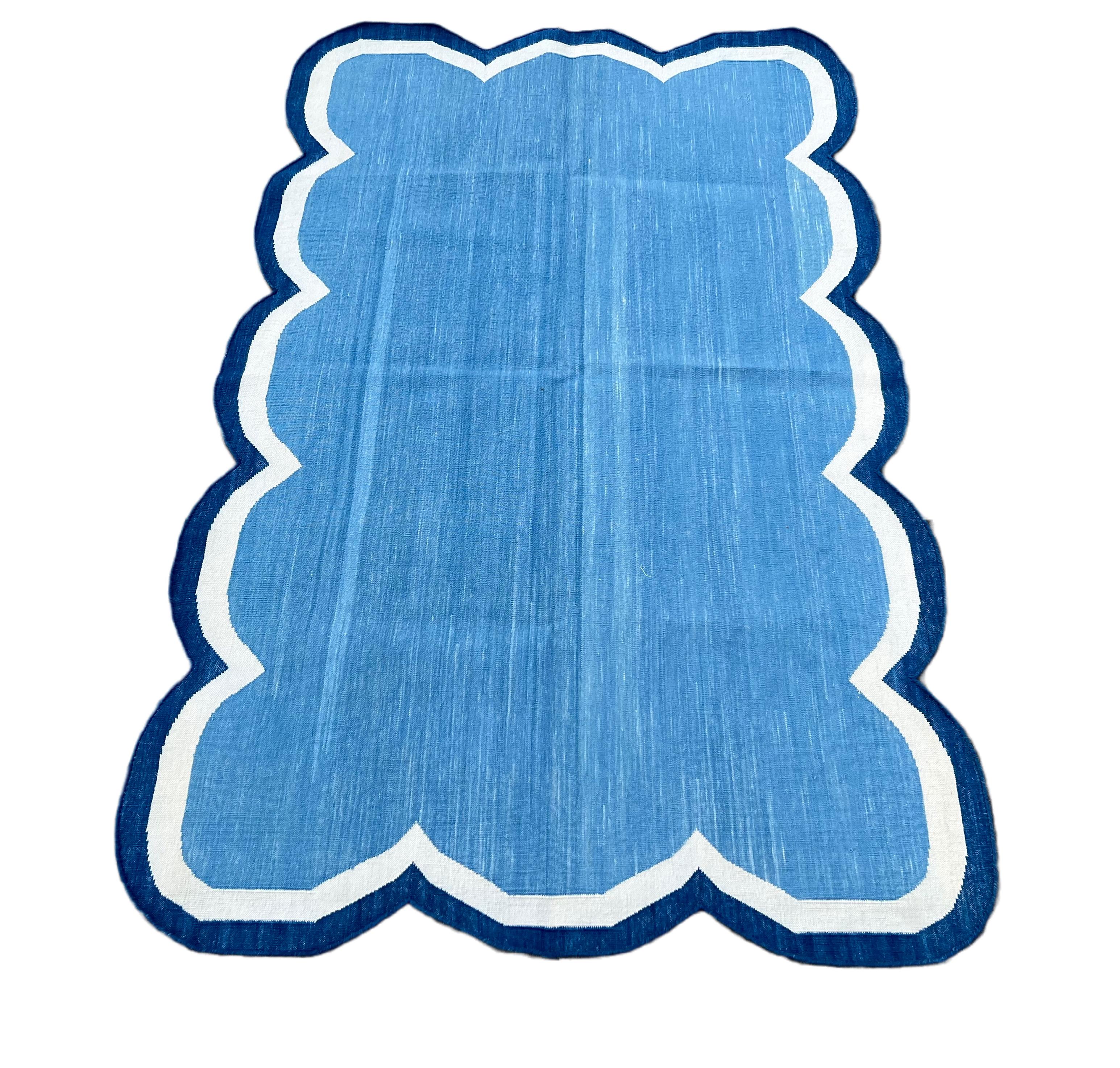 Handgefertigter Flachgewebe-Teppich aus Baumwolle, 3x5 Himmelblau mit Wellenschliffstreifen, Kelim Dhurrie (21. Jahrhundert und zeitgenössisch) im Angebot