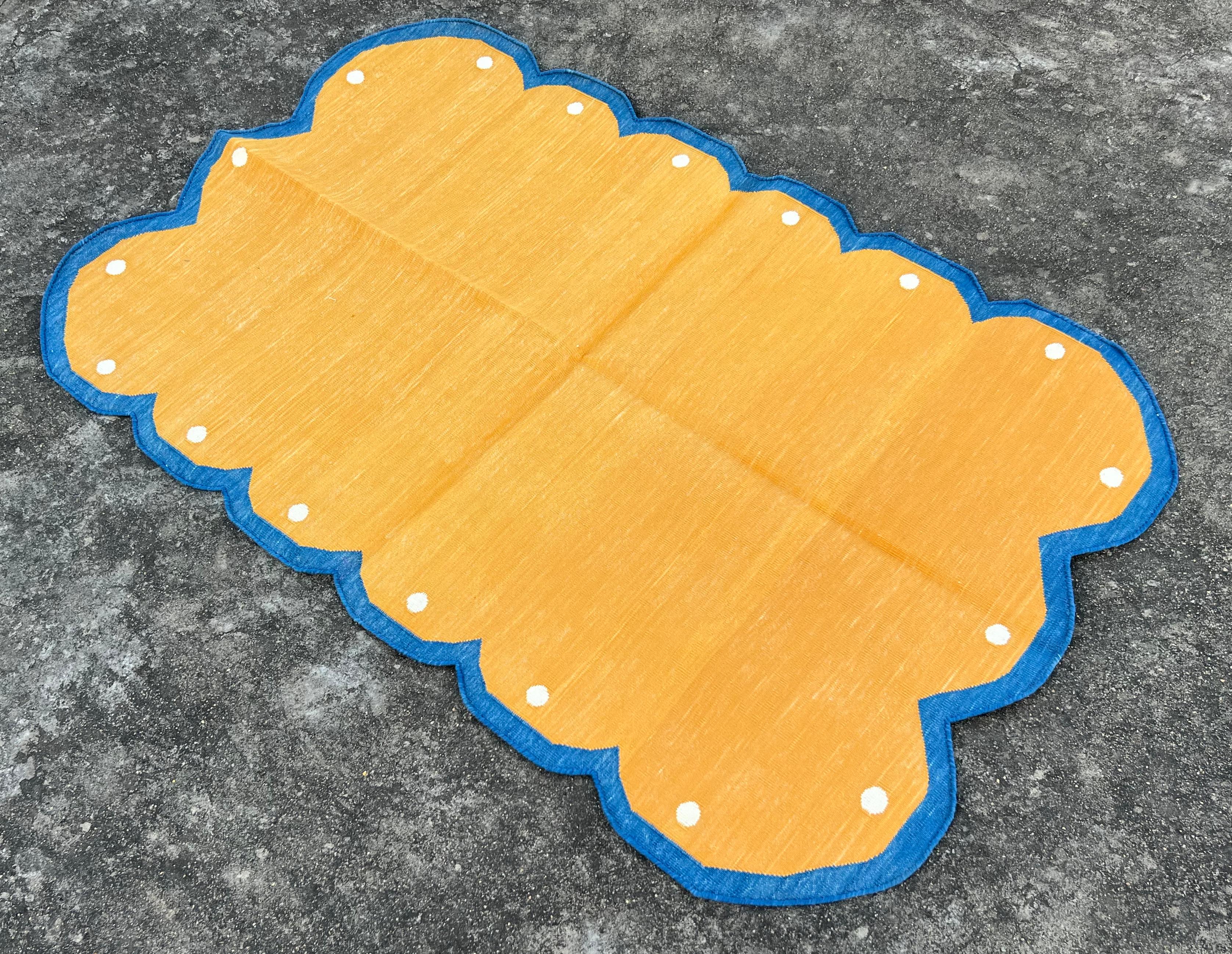 Handmade Cotton Area Flat Weave Rug, 3x5 Yellow And Blue Scallop Indian Dhurrie In New Condition For Sale In Jaipur, IN