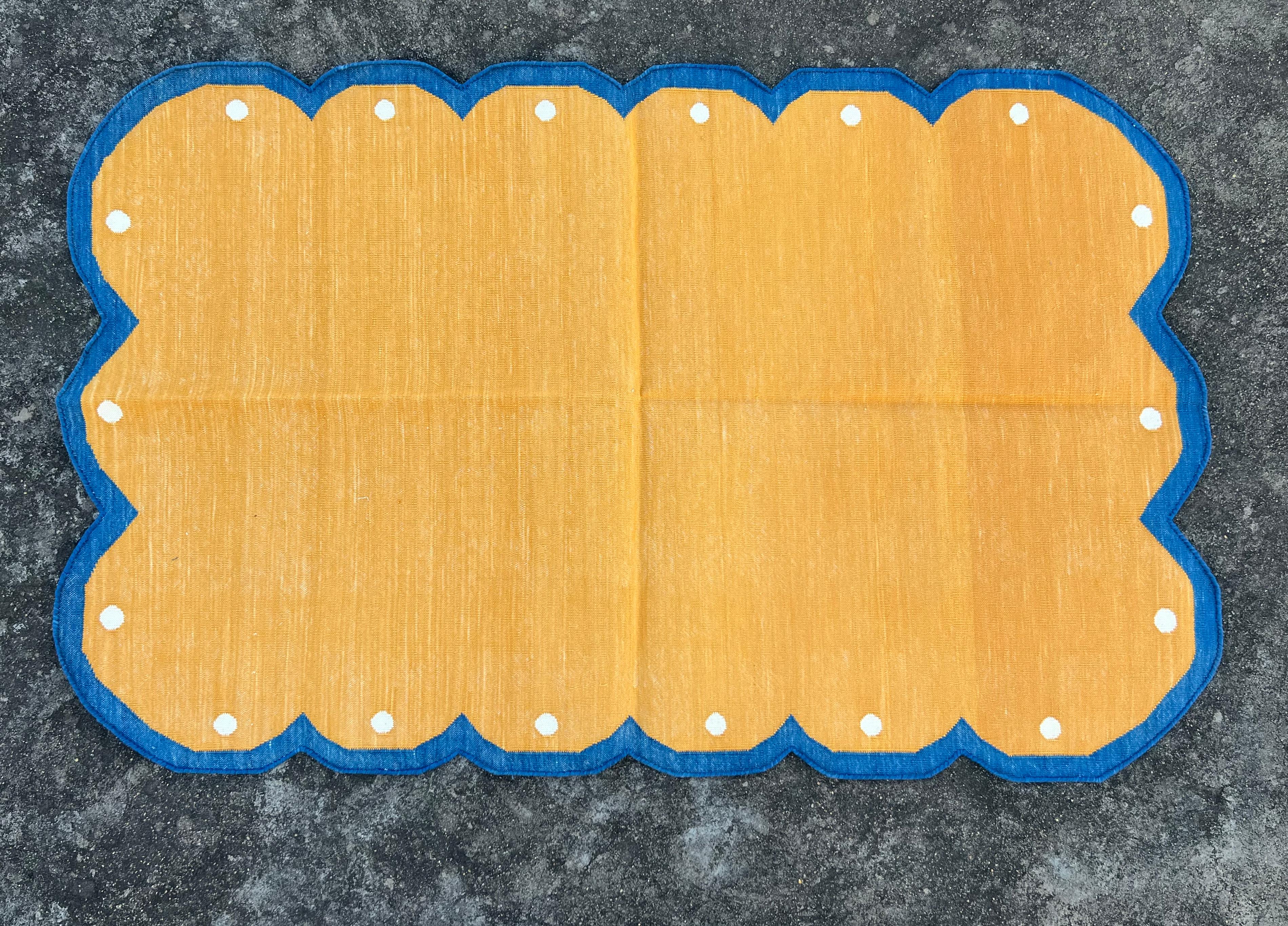 Handmade Cotton Area Flat Weave Rug, 3x5 Yellow And Blue Scallop Indian Dhurrie For Sale 2