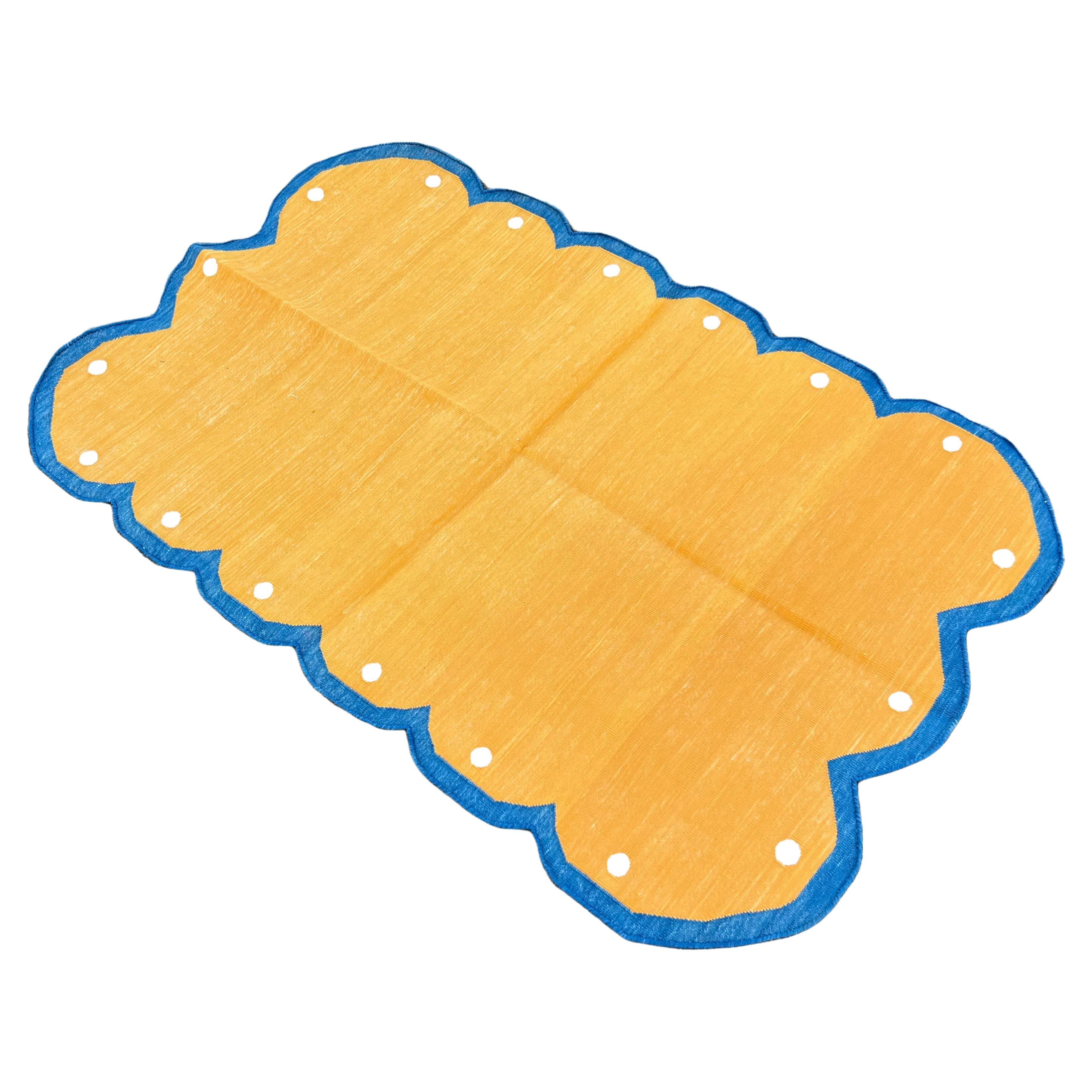 Handgefertigter flacher Baumwollteppich mit Flachgewebe, 3x5 gelber und blauer Jakobsmuschel-Indianer Dhurrie