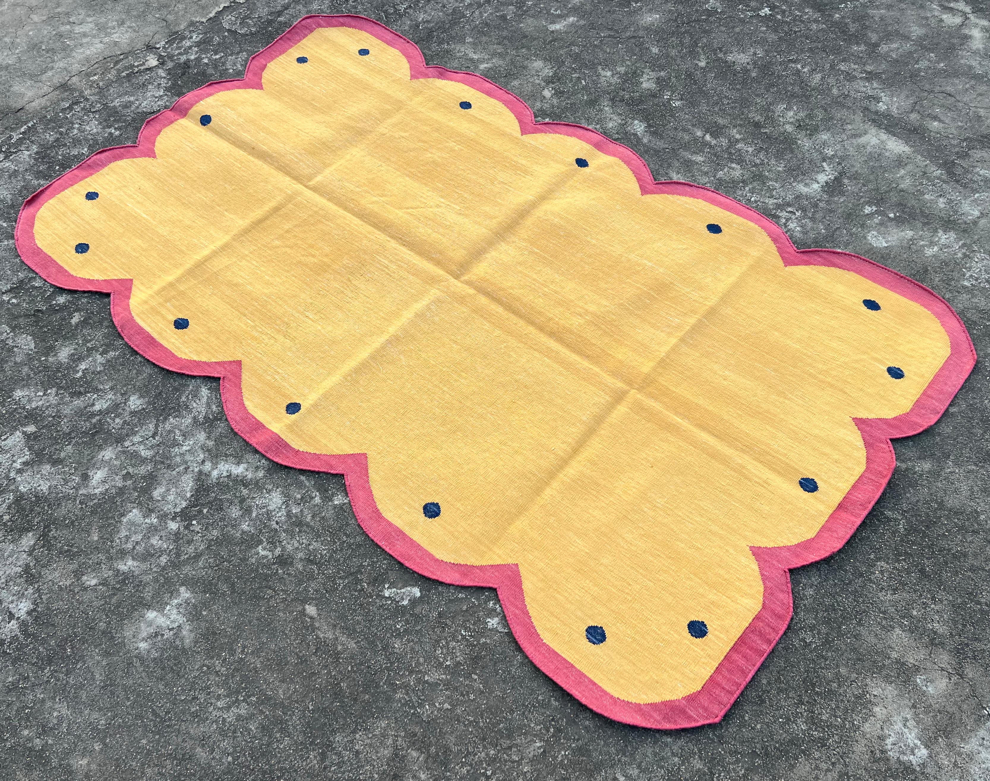 Tapis indien Dhurrie en coton teint végétal jaune et rose à rayures festonnées-3'x5' 
Ces dhurries spéciales à tissage plat sont tissées à la main avec du fil 100 % coton 15 plis. En raison des techniques de fabrication spéciales utilisées pour