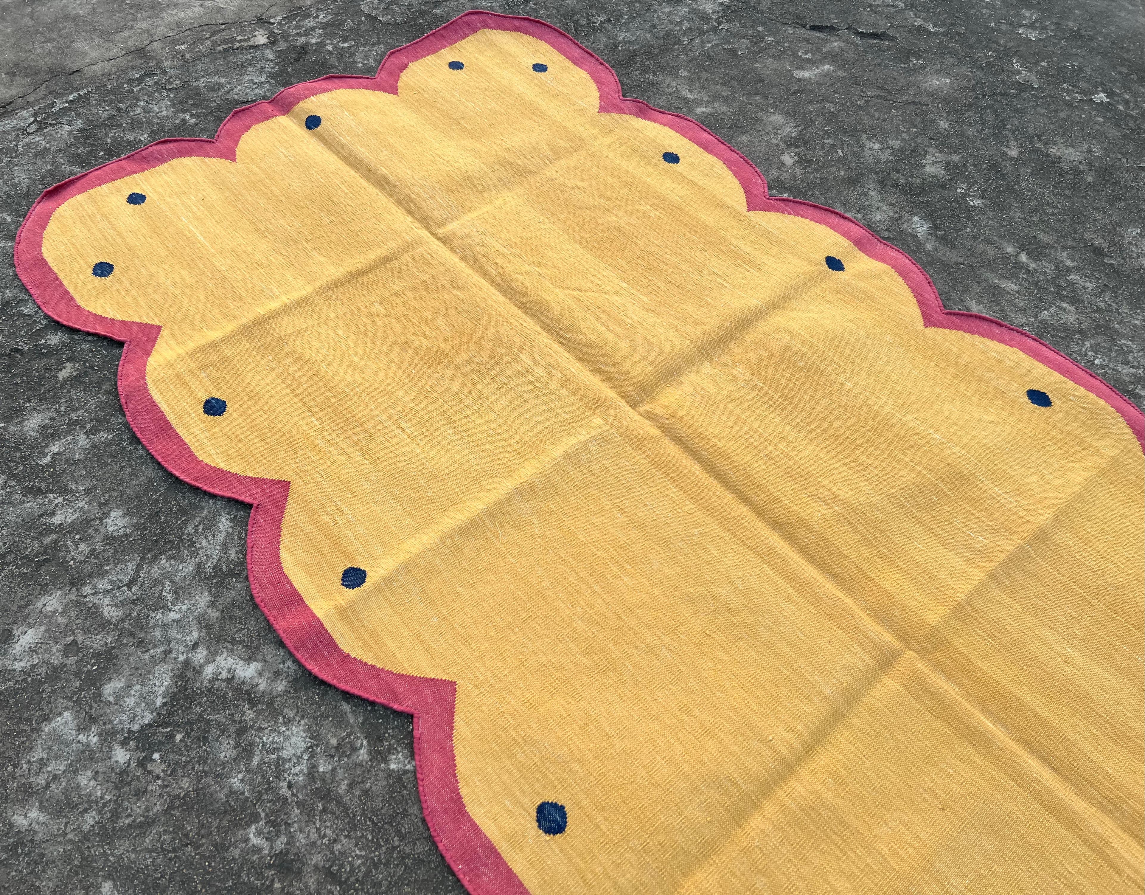 Handmade Cotton Area Flat Weave Rug, 3x5 Yellow And Pink Scallop Indian Dhurrie In New Condition For Sale In Jaipur, IN