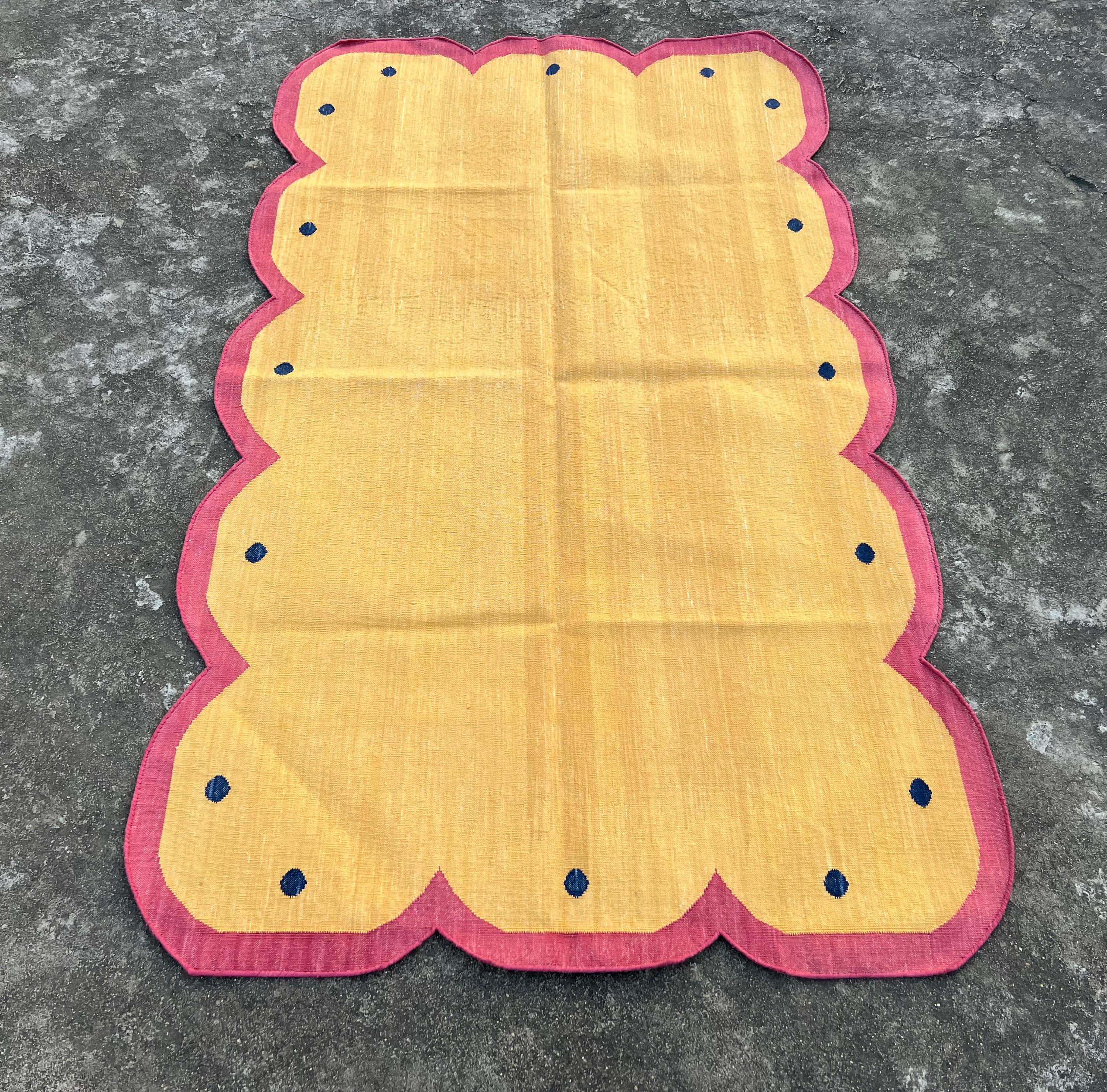 Handmade Cotton Area Flat Weave Rug, 3x5 Yellow And Pink Scallop Indian Dhurrie For Sale 2