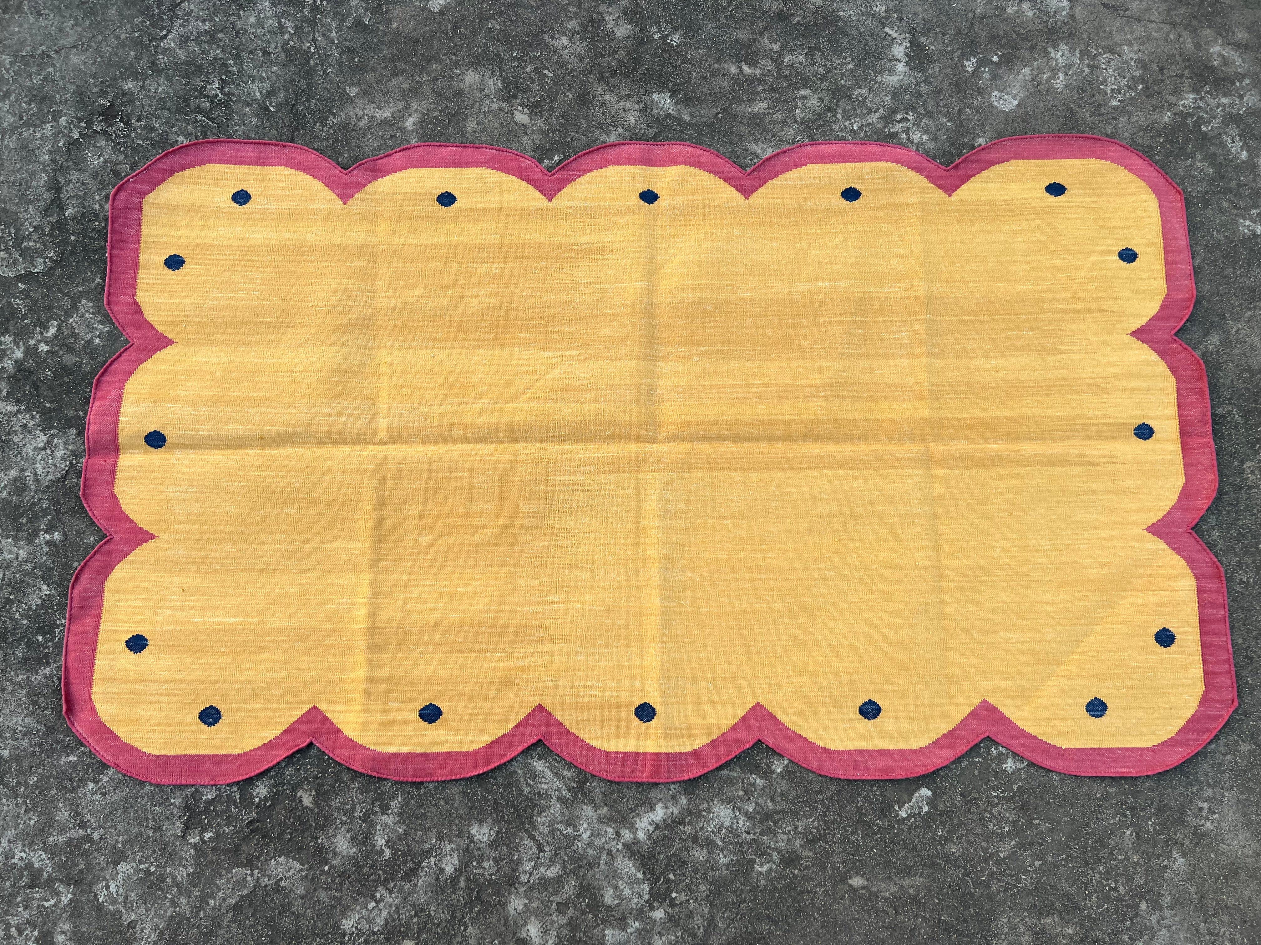 Handmade Cotton Area Flat Weave Rug, 3x5 Yellow And Pink Scallop Indian Dhurrie For Sale 3