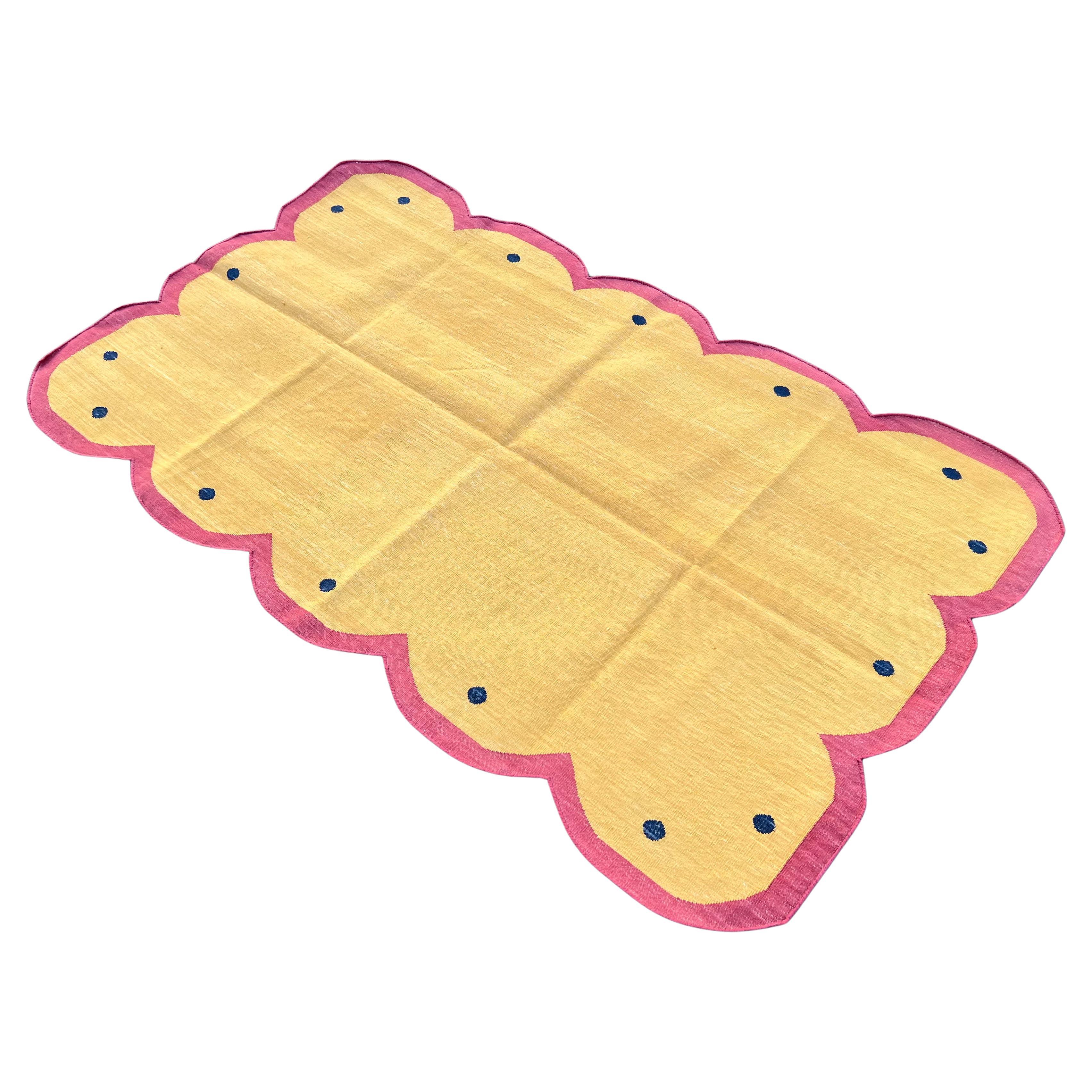 Handgefertigter Flachgewebe-Teppich aus Baumwolle, 3x5 gelber und rosafarbener Jakobsmuschel-Indianer Dhurrie