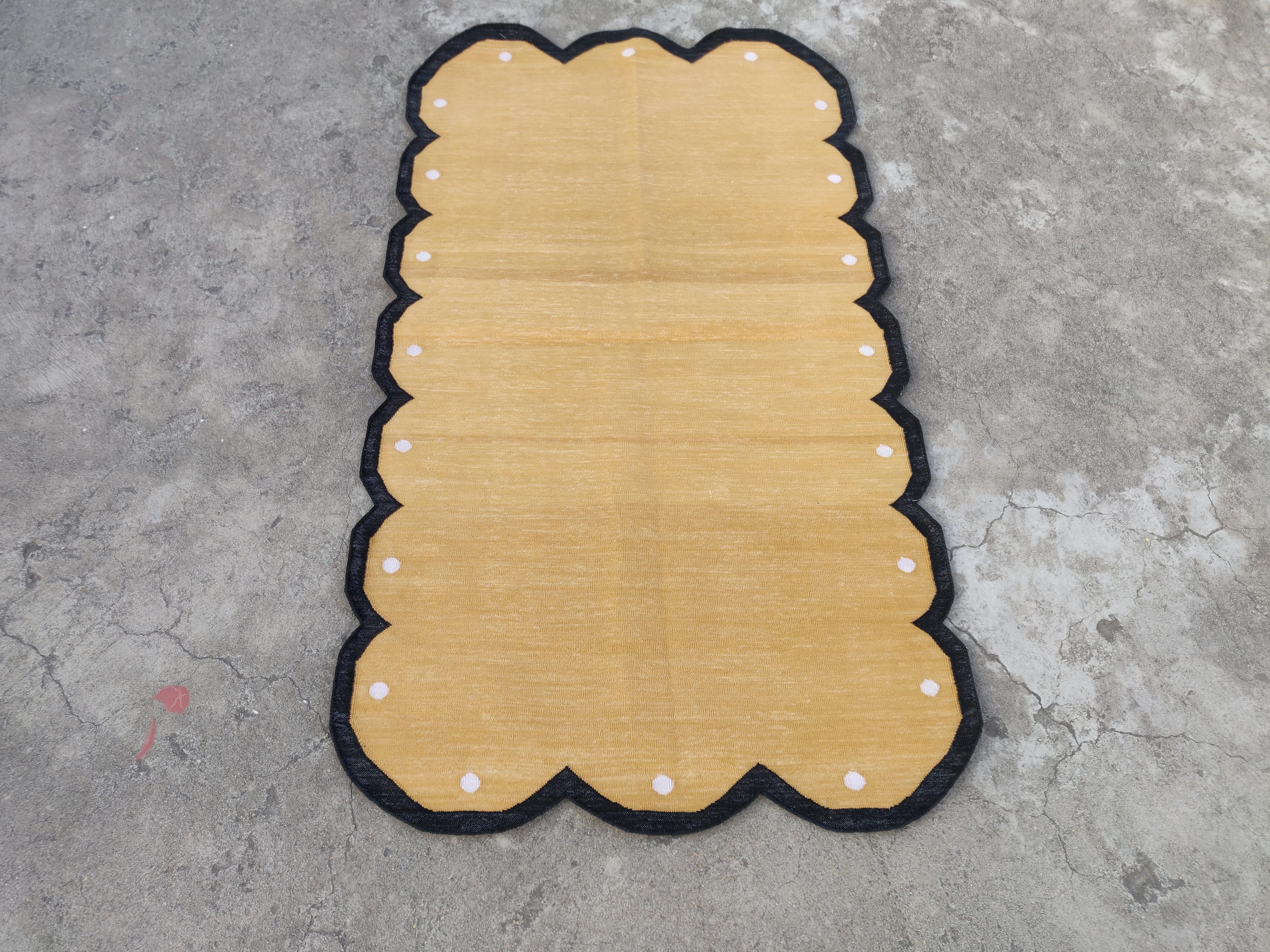 Handmade Cotton Area Flat Weave Rug, 3'x5' Yellow Black Scalloped Indian Dhurrie In New Condition For Sale In Jaipur, IN