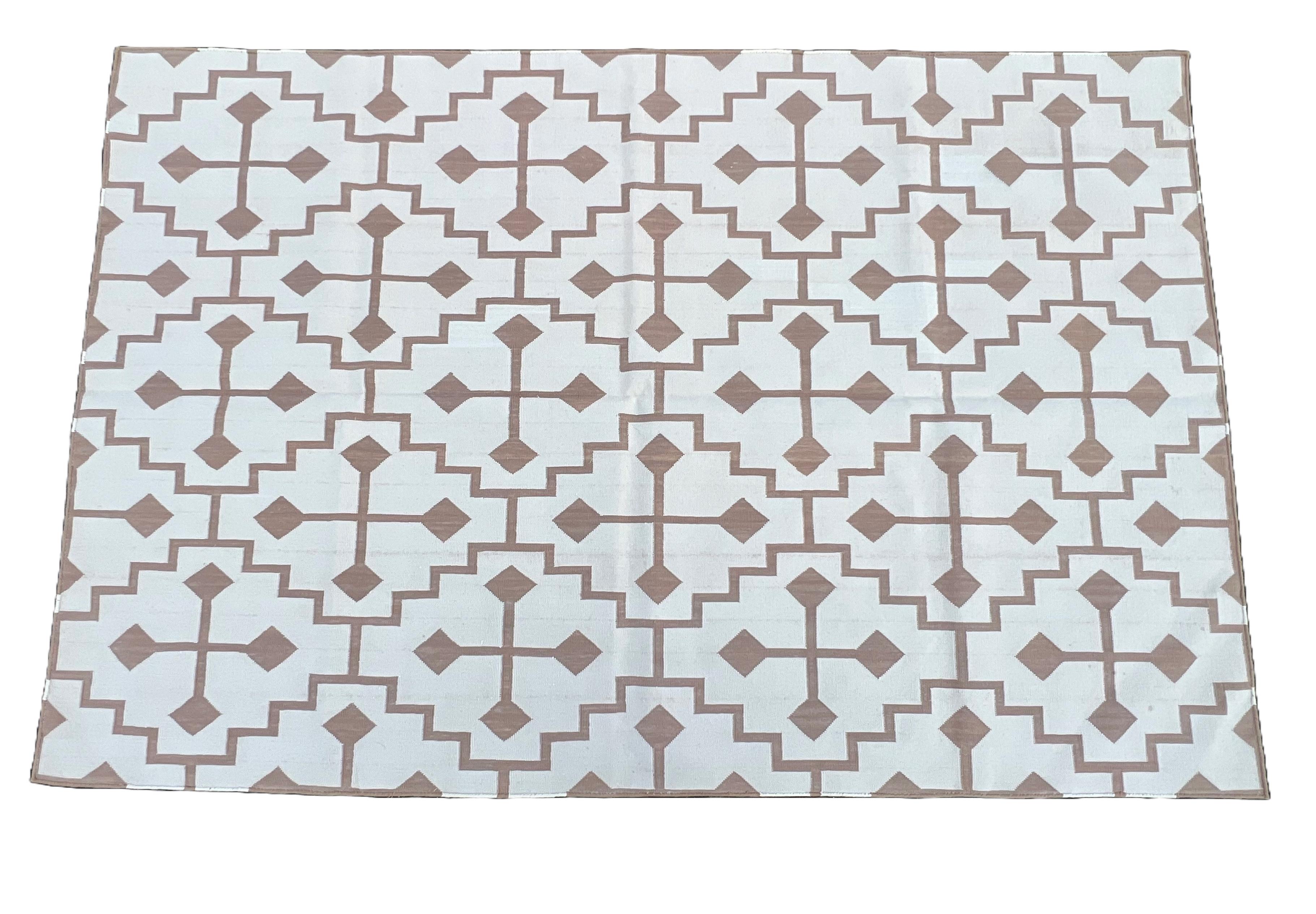 Tappeto indiano geometrico 4'x6' in cotone Nature tinto al vegetale color crema e beige

Queste speciali dhurry a trama piatta sono tessute a mano con un filo di cotone 100% a 15 strati. A causa delle speciali tecniche di produzione utilizzate per