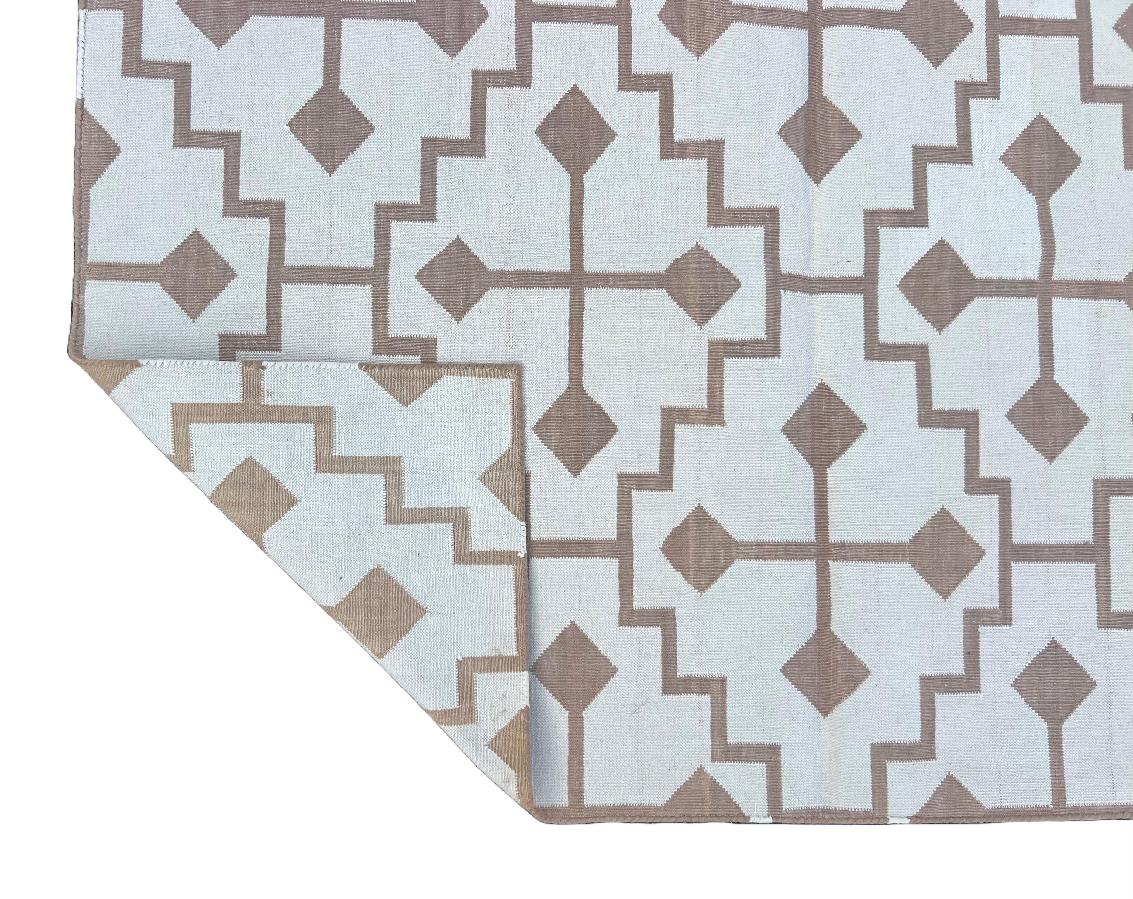 Mid-Century moderno Tappeto a tessitura piatta in cotone fatto a mano, 4x6 Beige e crema a quadri indiani Dhurrie in vendita