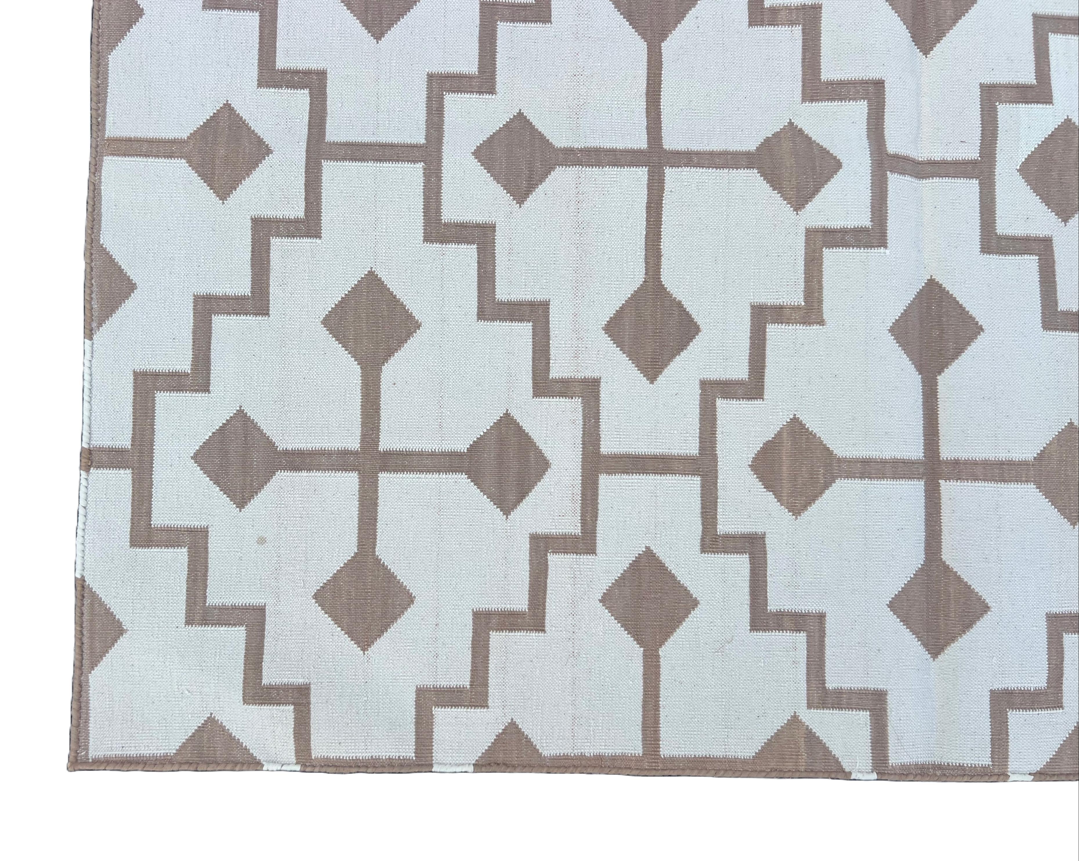 Indiano Tappeto a tessitura piatta in cotone fatto a mano, 4x6 Beige e crema a quadri indiani Dhurrie in vendita