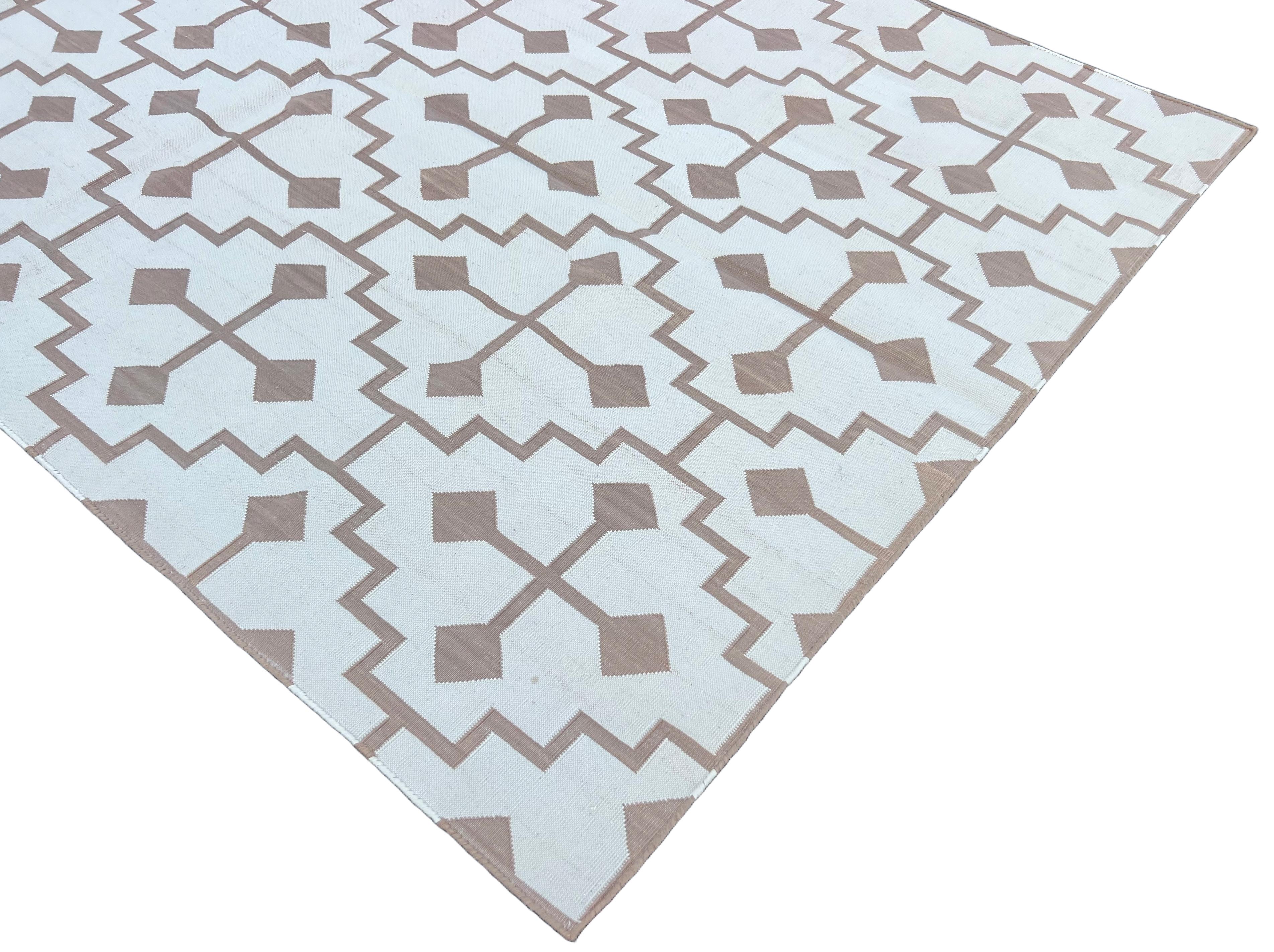 XXI secolo e contemporaneo Tappeto a tessitura piatta in cotone fatto a mano, 4x6 Beige e crema a quadri indiani Dhurrie in vendita