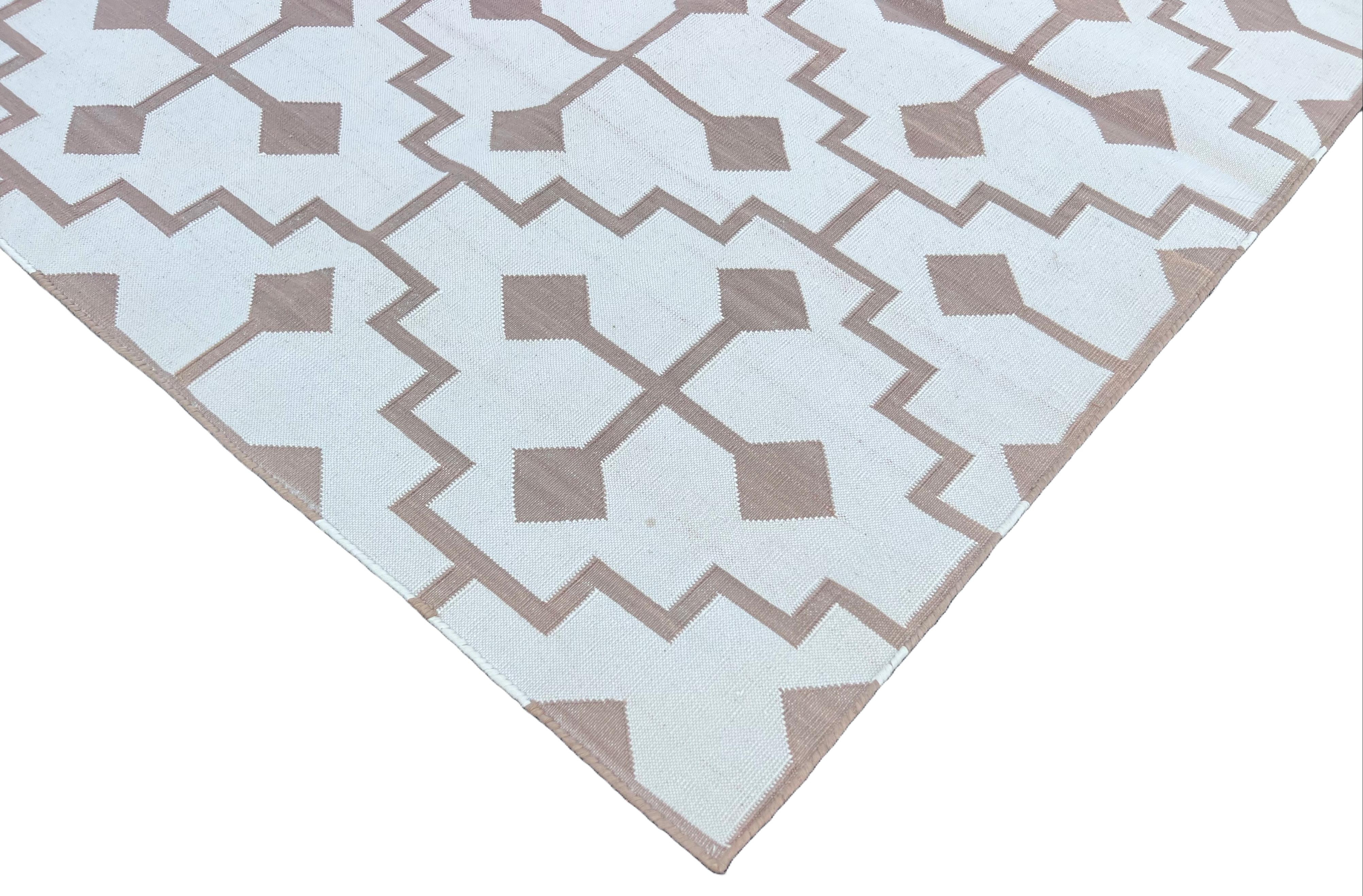 Cotone Tappeto a tessitura piatta in cotone fatto a mano, 4x6 Beige e crema a quadri indiani Dhurrie in vendita
