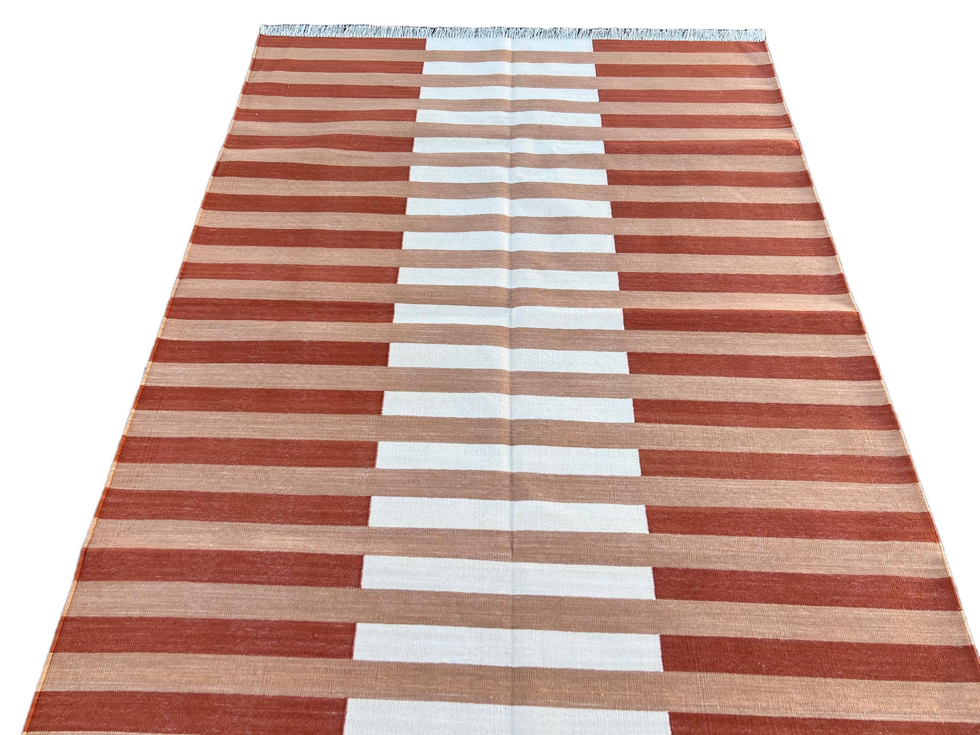 Handgefertigter Flachgewebe-Teppich aus Baumwolle, 4x6 Beige und Creme gestreifter indischer Dhurrie (21. Jahrhundert und zeitgenössisch) im Angebot