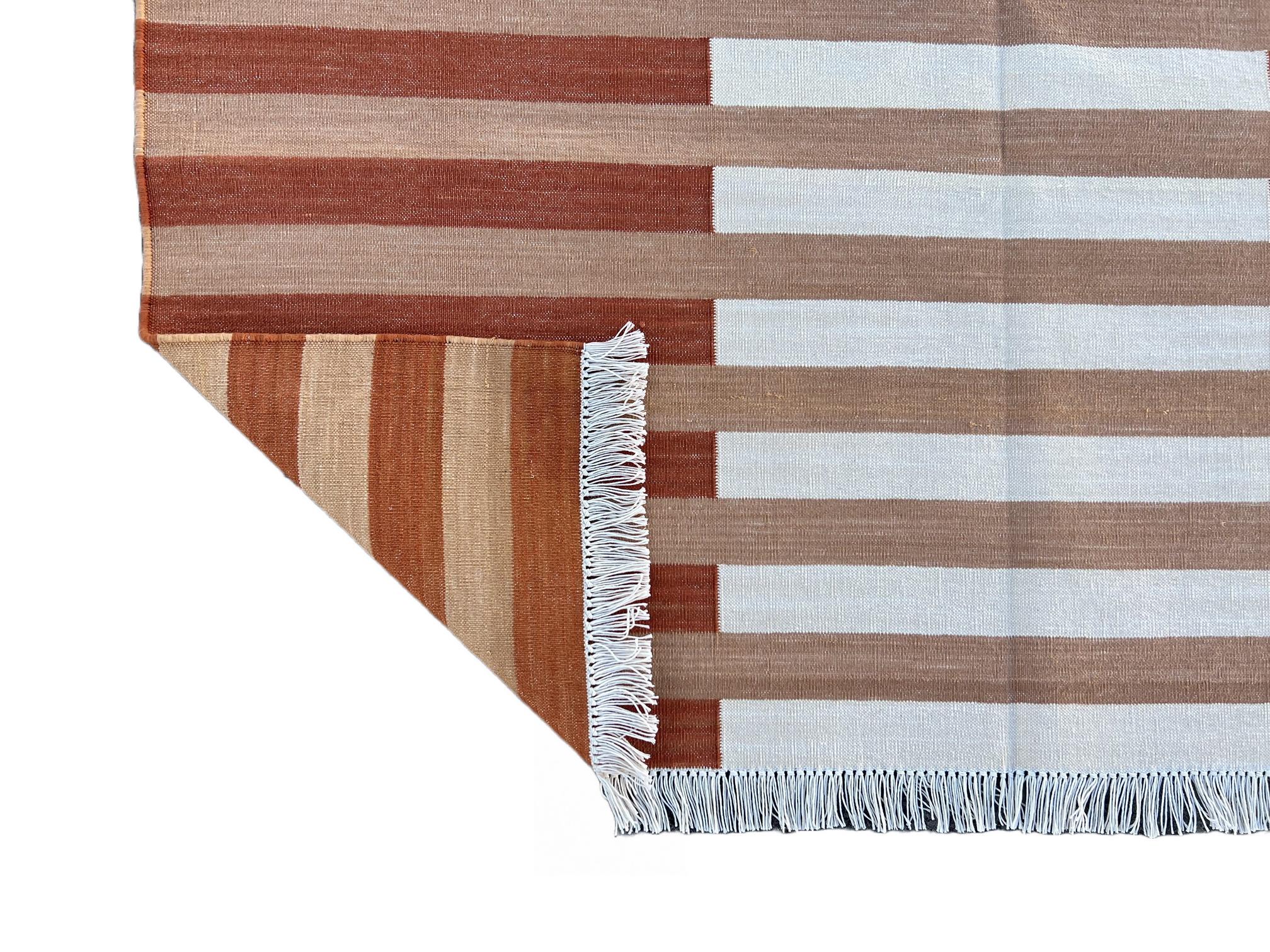 Handgefertigter Flachgewebe-Teppich aus Baumwolle, 4x6 Beige und Creme gestreifter indischer Dhurrie im Angebot 2