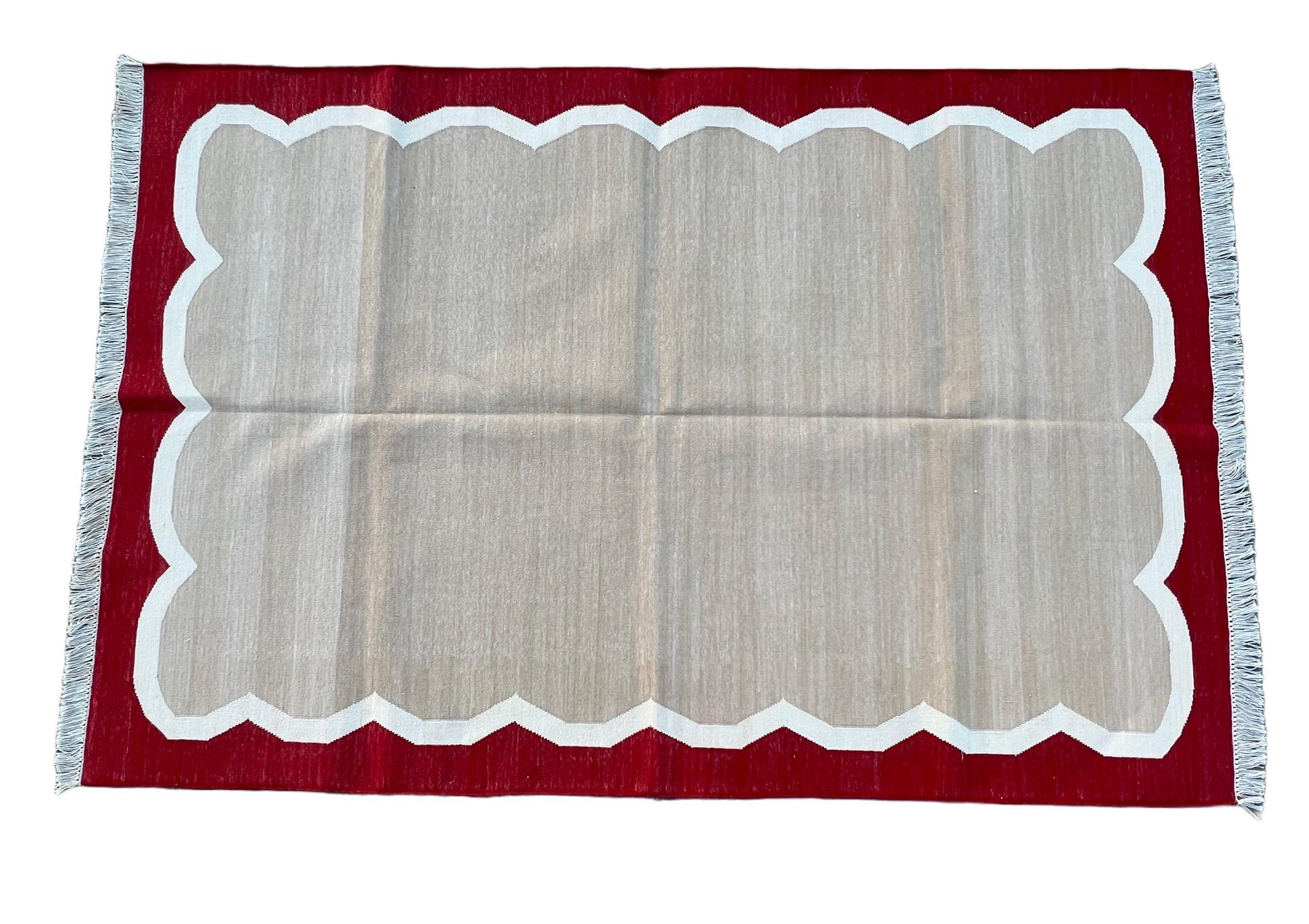 Handmade Cotton Area Flat Weave Rug, 4x6 Beige And Red Scalloped Indian Dhurrie For Sale 4