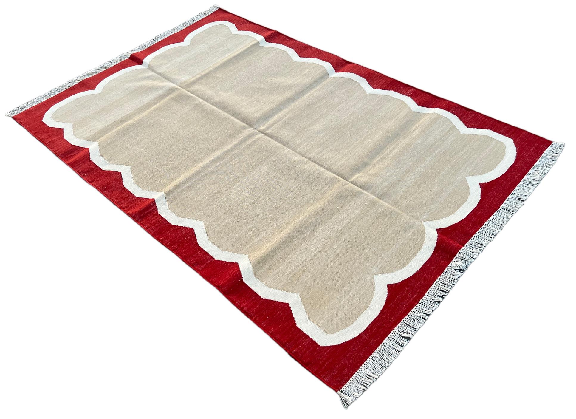 Vegetabil gefärbte Baumwolle Beige und Rot Gestreifte Indische Dhurrie Teppiche-4'x6' 

Diese speziellen flachgewebten Dhurries werden aus 15-fachem Garn aus 100% Baumwolle handgewebt. Aufgrund der speziellen Fertigungstechniken, die zur Herstellung