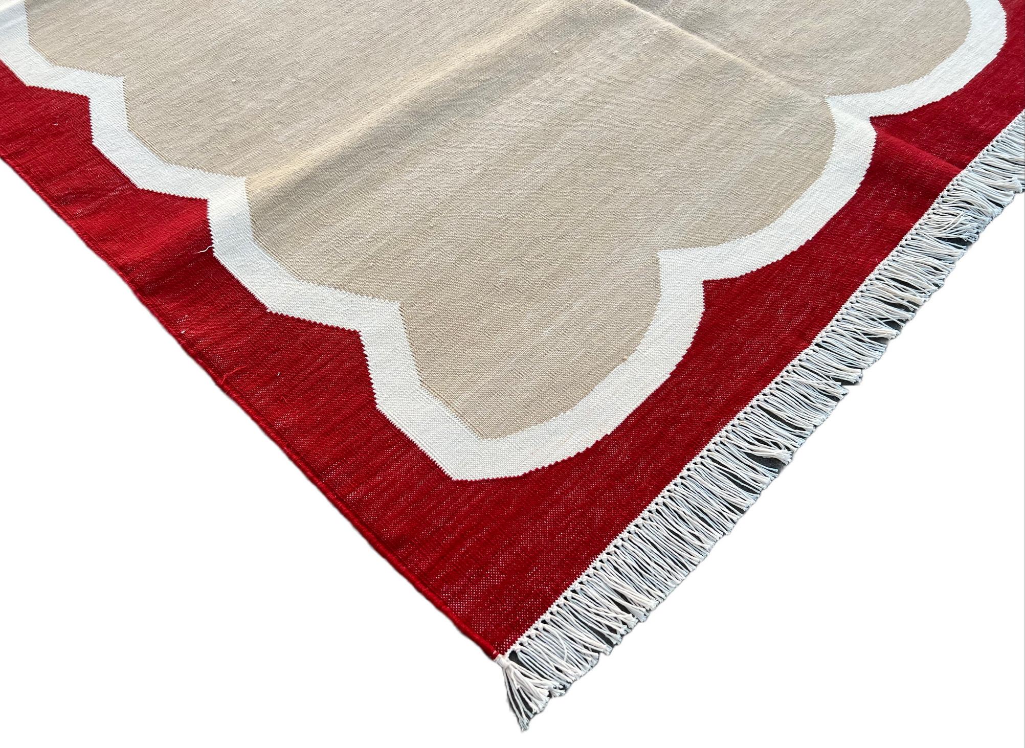 Mid-Century Modern Handmade Cotton Area Flat Weave Rug, 4x6 Beige And Red Scalloped Indian Dhurrie For Sale