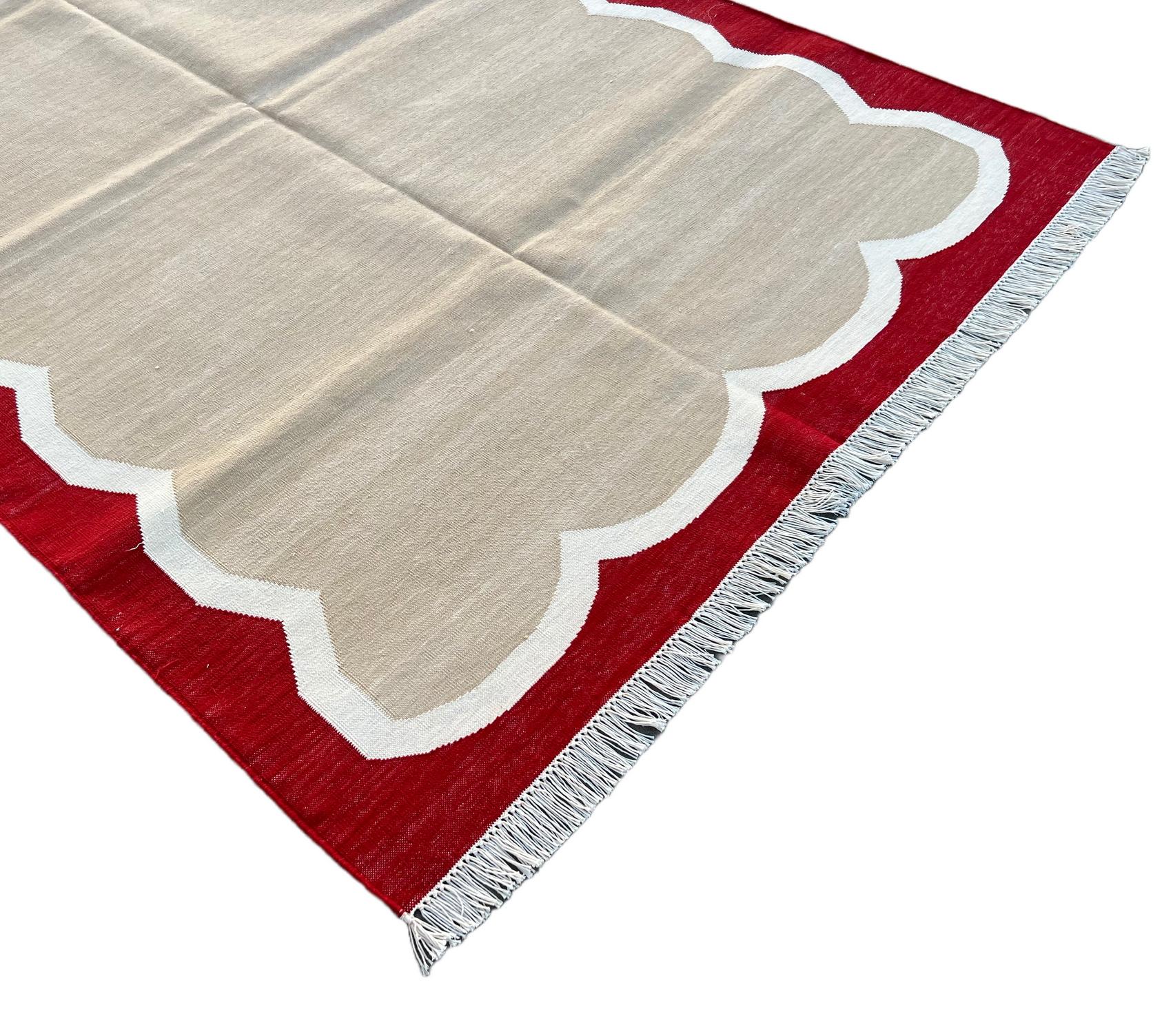 Hand-Woven Handmade Cotton Area Flat Weave Rug, 4x6 Beige And Red Scalloped Indian Dhurrie For Sale
