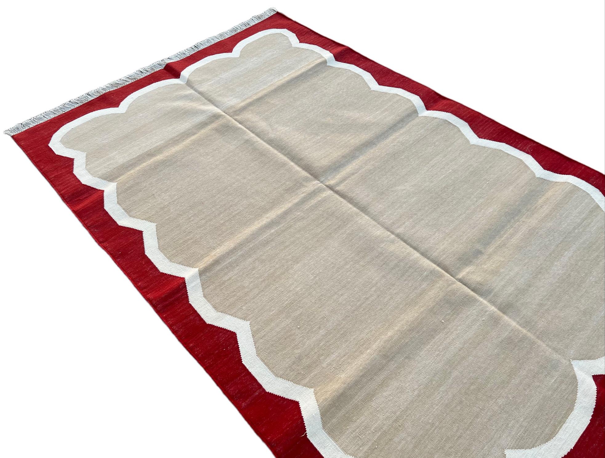 Handmade Cotton Area Flat Weave Rug, 4x6 Beige And Red Scalloped Indian Dhurrie In New Condition For Sale In Jaipur, IN