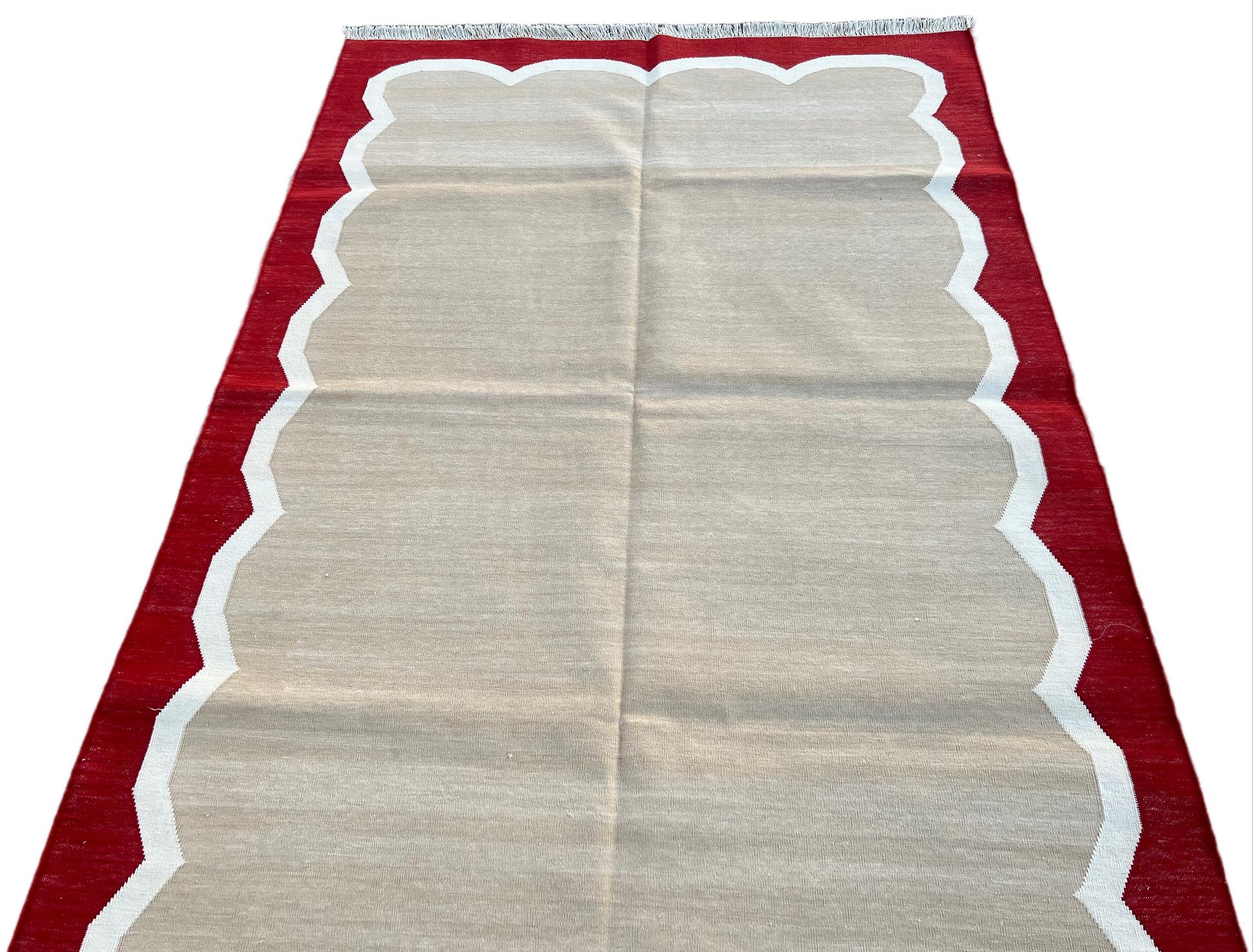 Contemporary Handmade Cotton Area Flat Weave Rug, 4x6 Beige And Red Scalloped Indian Dhurrie For Sale