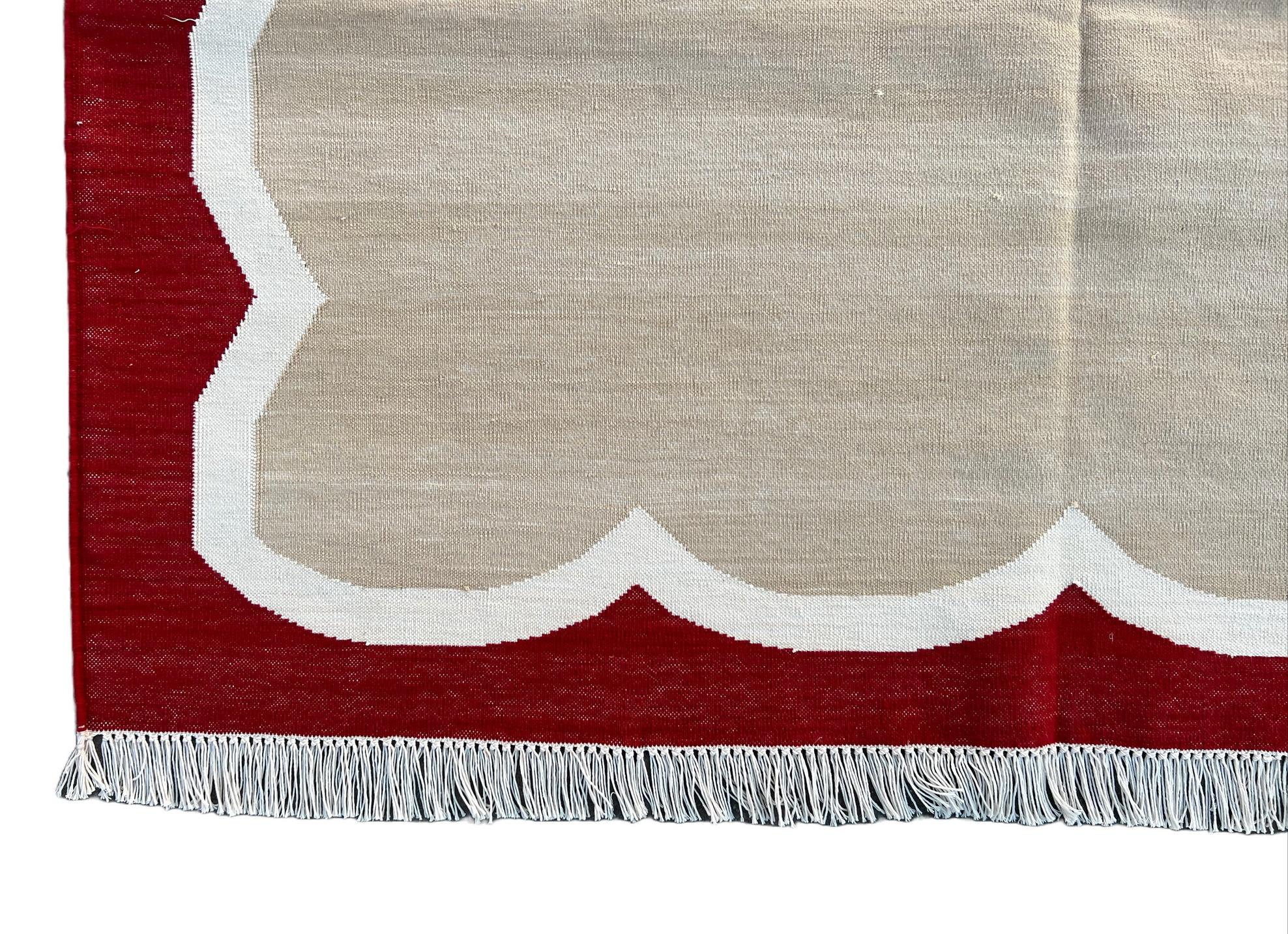 Handmade Cotton Area Flat Weave Rug, 4x6 Beige And Red Scalloped Indian Dhurrie For Sale 2