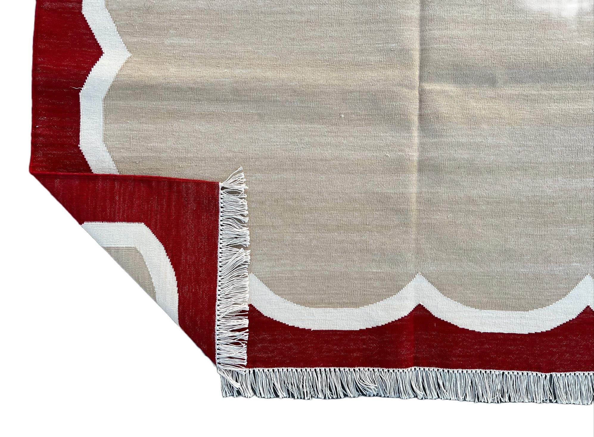 Handgefertigter Flachgewebe-Teppich aus Baumwolle, 4x6 Beige und Rot mit Wellenschliff, indischer Dhurrie im Angebot 2