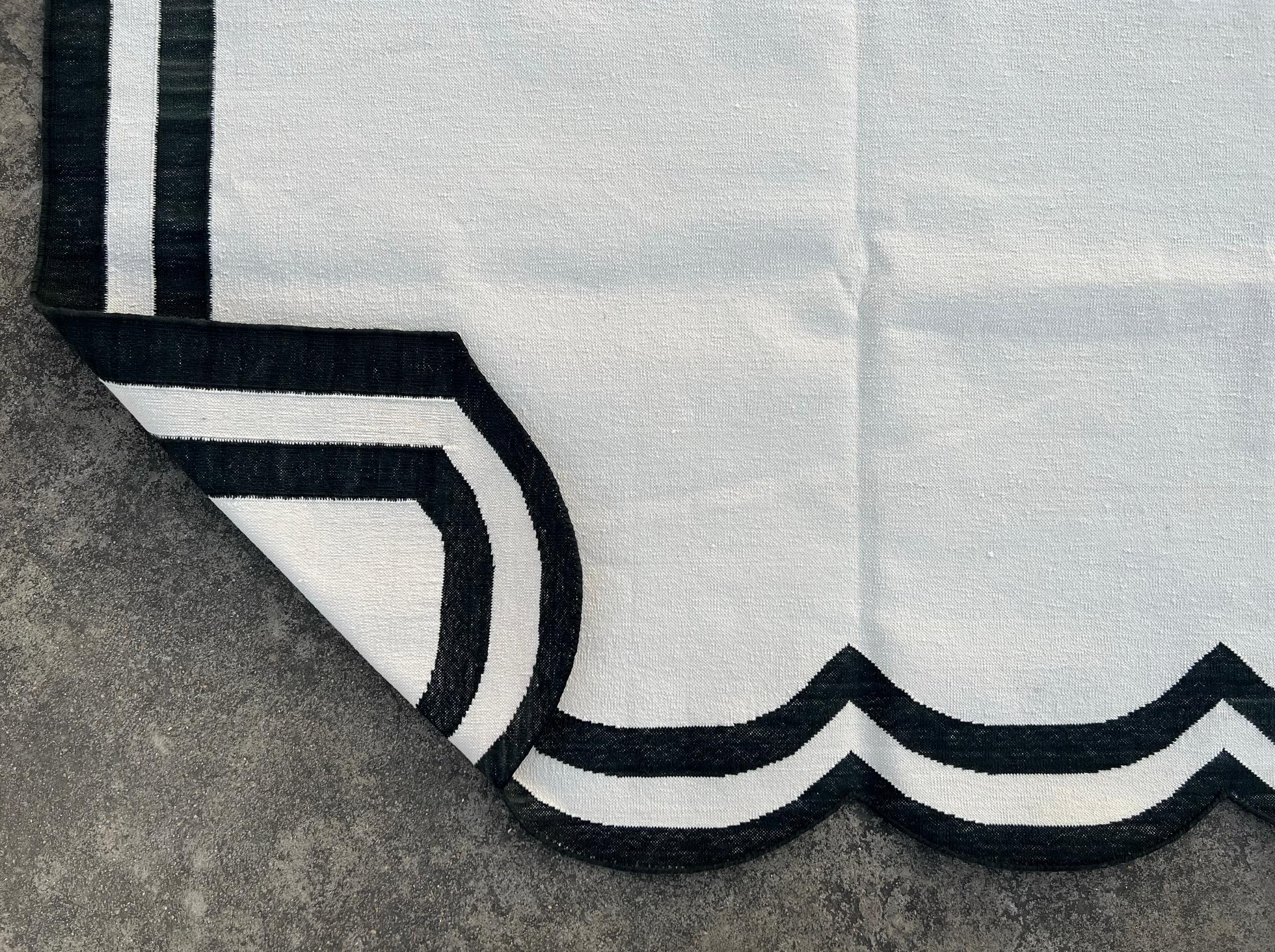 Handgefertigter Flachgewebe-Teppich aus Baumwolle, 4x6 Schwarzer und weißer Jakobsmuschel-Indianer Dhurrie im Angebot 3