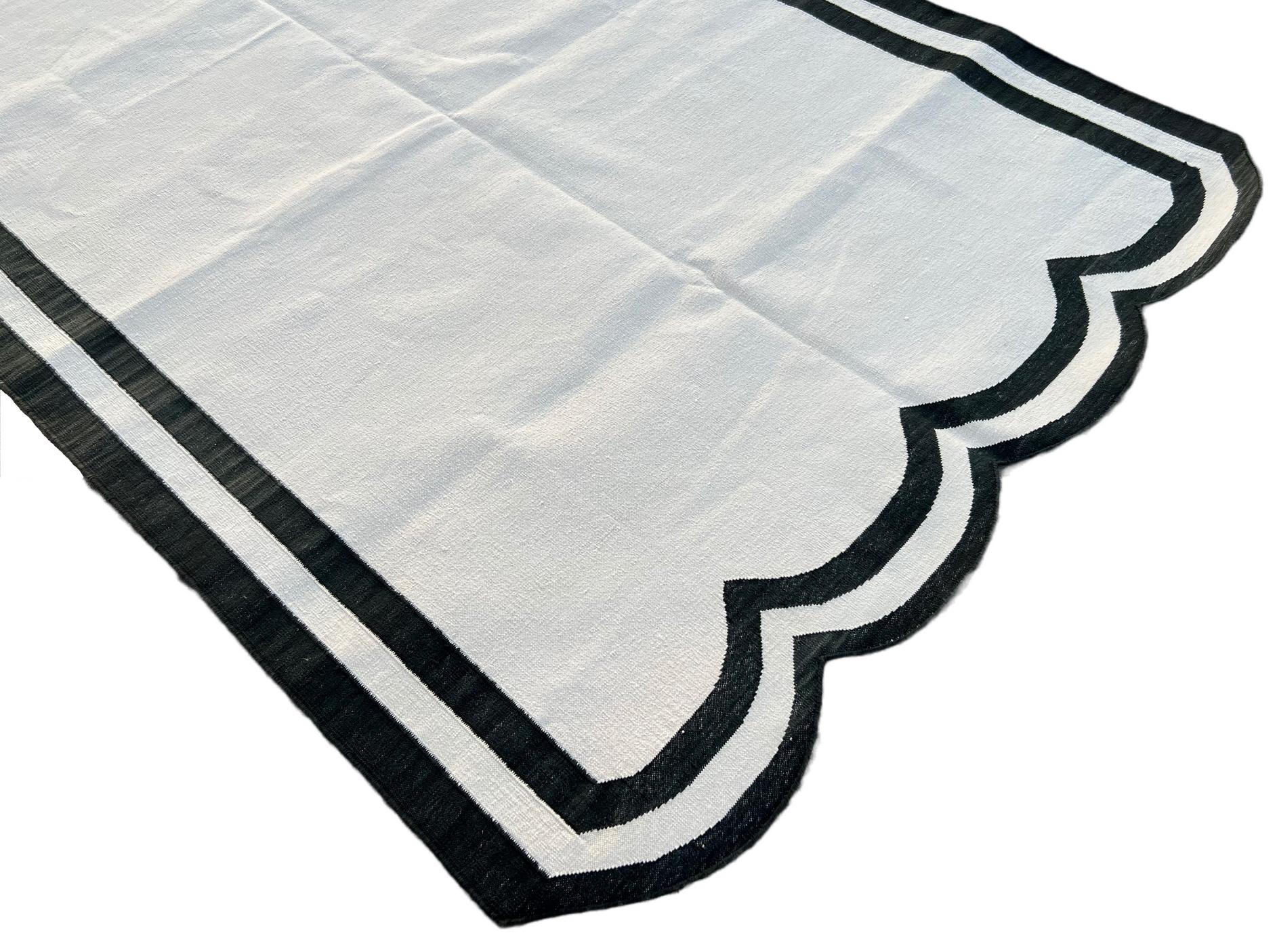 Baumwolle pflanzlich gefärbt Schwarz und Weiß Scalloped Striped Indian Dhurrie Rug-4'x6' 

Diese speziellen flachgewebten Dhurries werden aus 15-fachem Garn aus 100% Baumwolle handgewebt. Aufgrund der speziellen Fertigungstechniken, die zur