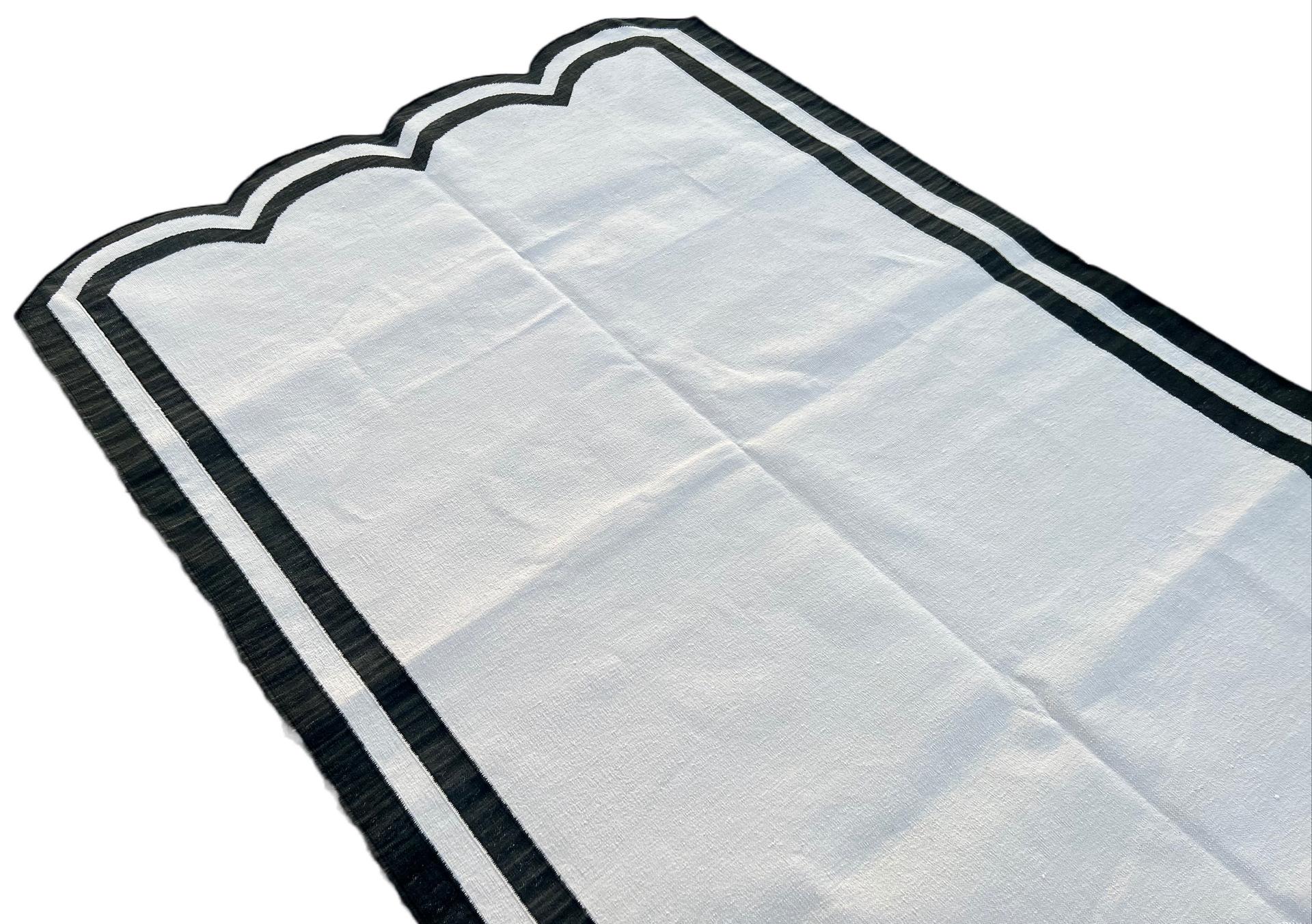 Handgefertigter Flachgewebe-Teppich aus Baumwolle, 4x6 Schwarzer und weißer Jakobsmuschel-Indianer Dhurrie (Moderne der Mitte des Jahrhunderts) im Angebot