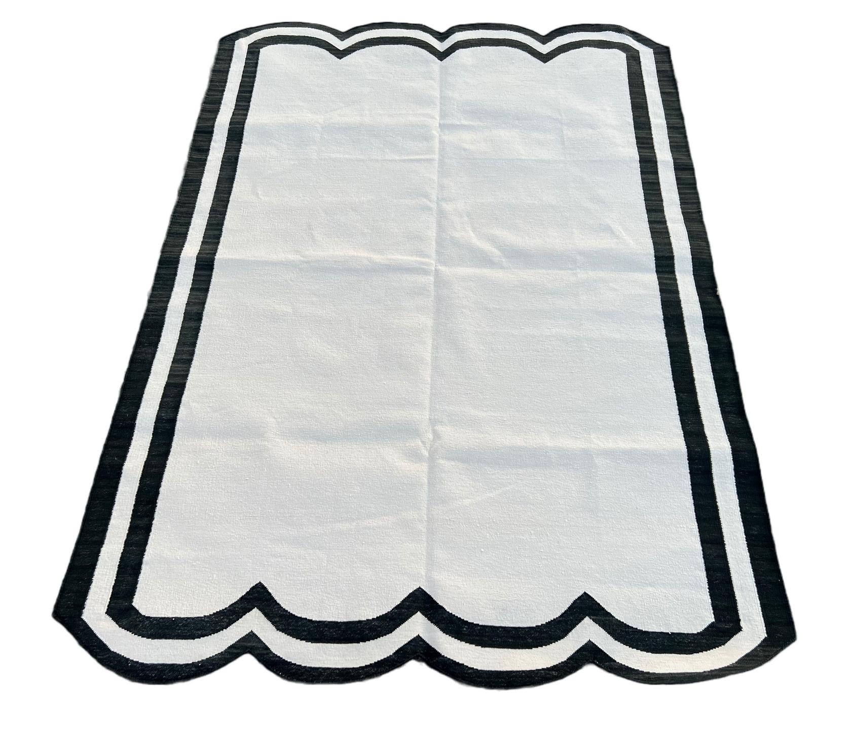 Handgefertigter Flachgewebe-Teppich aus Baumwolle, 4x6 Schwarzer und weißer Jakobsmuschel-Indianer Dhurrie (Indisch) im Angebot