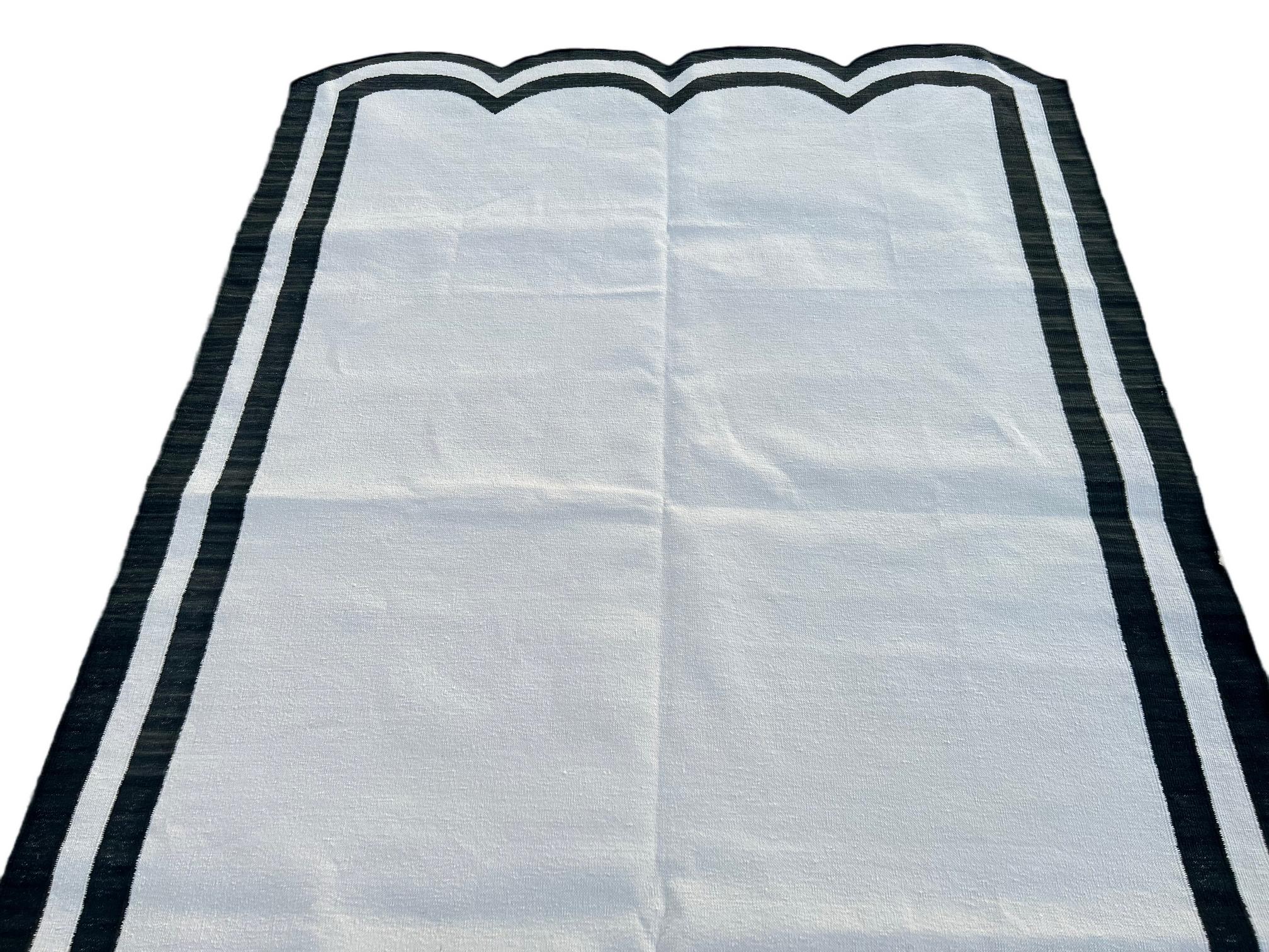 Handgefertigter Flachgewebe-Teppich aus Baumwolle, 4x6 Schwarzer und weißer Jakobsmuschel-Indianer Dhurrie (Handgewebt) im Angebot