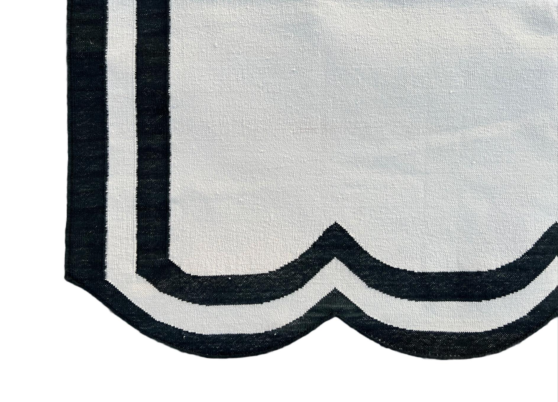 Handgefertigter Flachgewebe-Teppich aus Baumwolle, 4x6 Schwarzer und weißer Jakobsmuschel-Indianer Dhurrie im Zustand „Neu“ im Angebot in Jaipur, IN