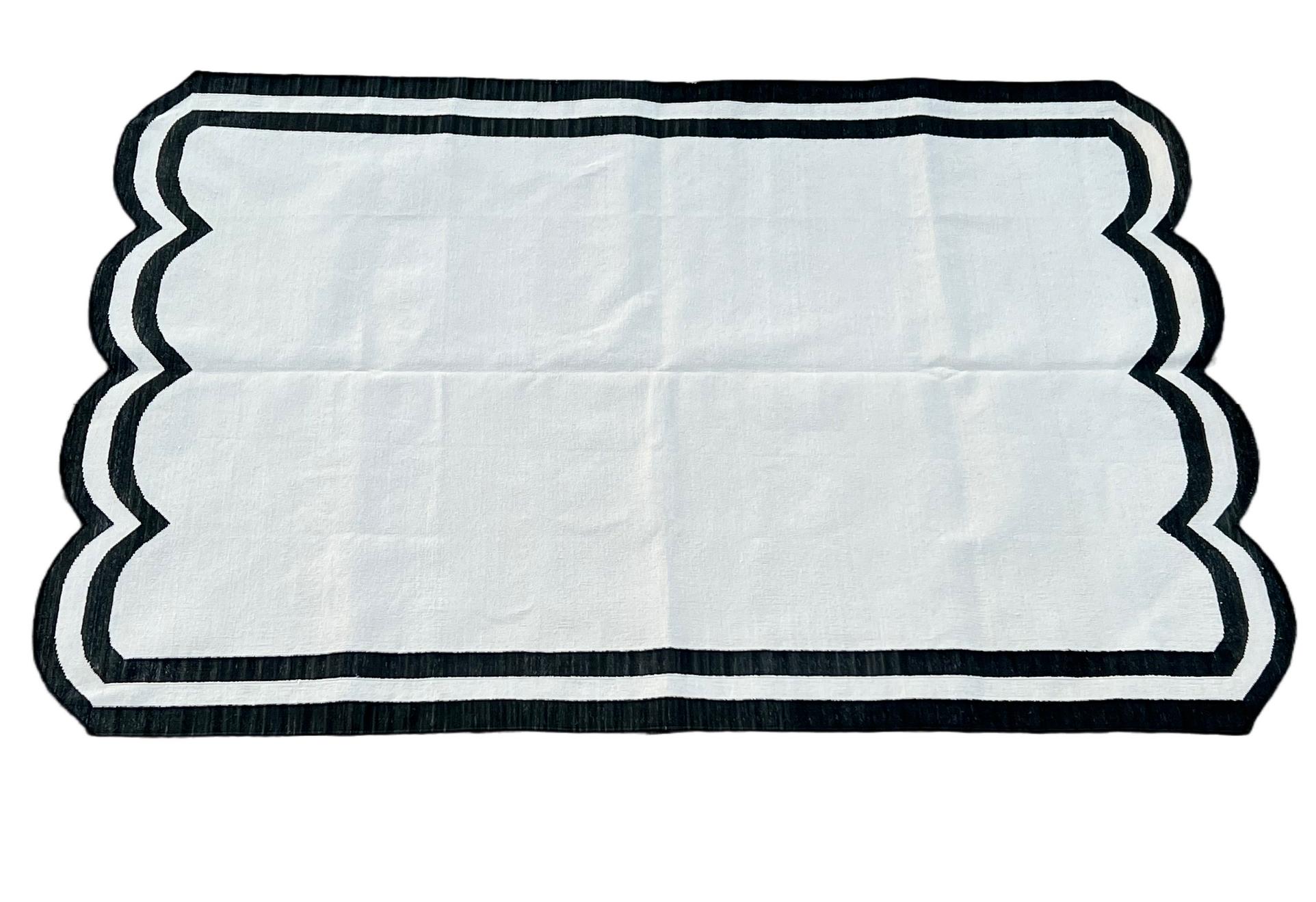 Handgefertigter Flachgewebe-Teppich aus Baumwolle, 4x6 Schwarzer und weißer Jakobsmuschel-Indianer Dhurrie (21. Jahrhundert und zeitgenössisch) im Angebot