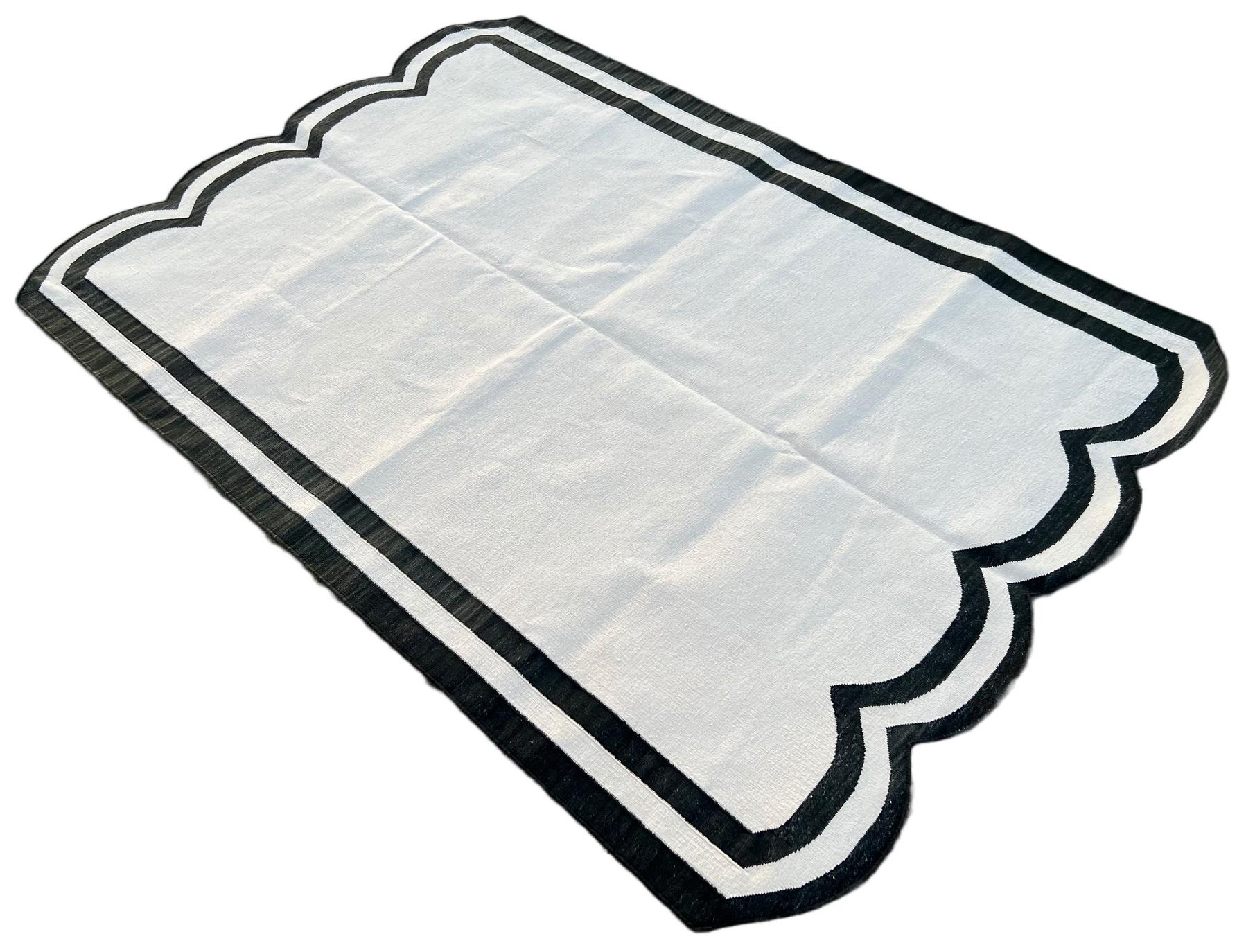 Handgefertigter Flachgewebe-Teppich aus Baumwolle, 4x6 Schwarzer und weißer Jakobsmuschel-Indianer Dhurrie im Angebot 1
