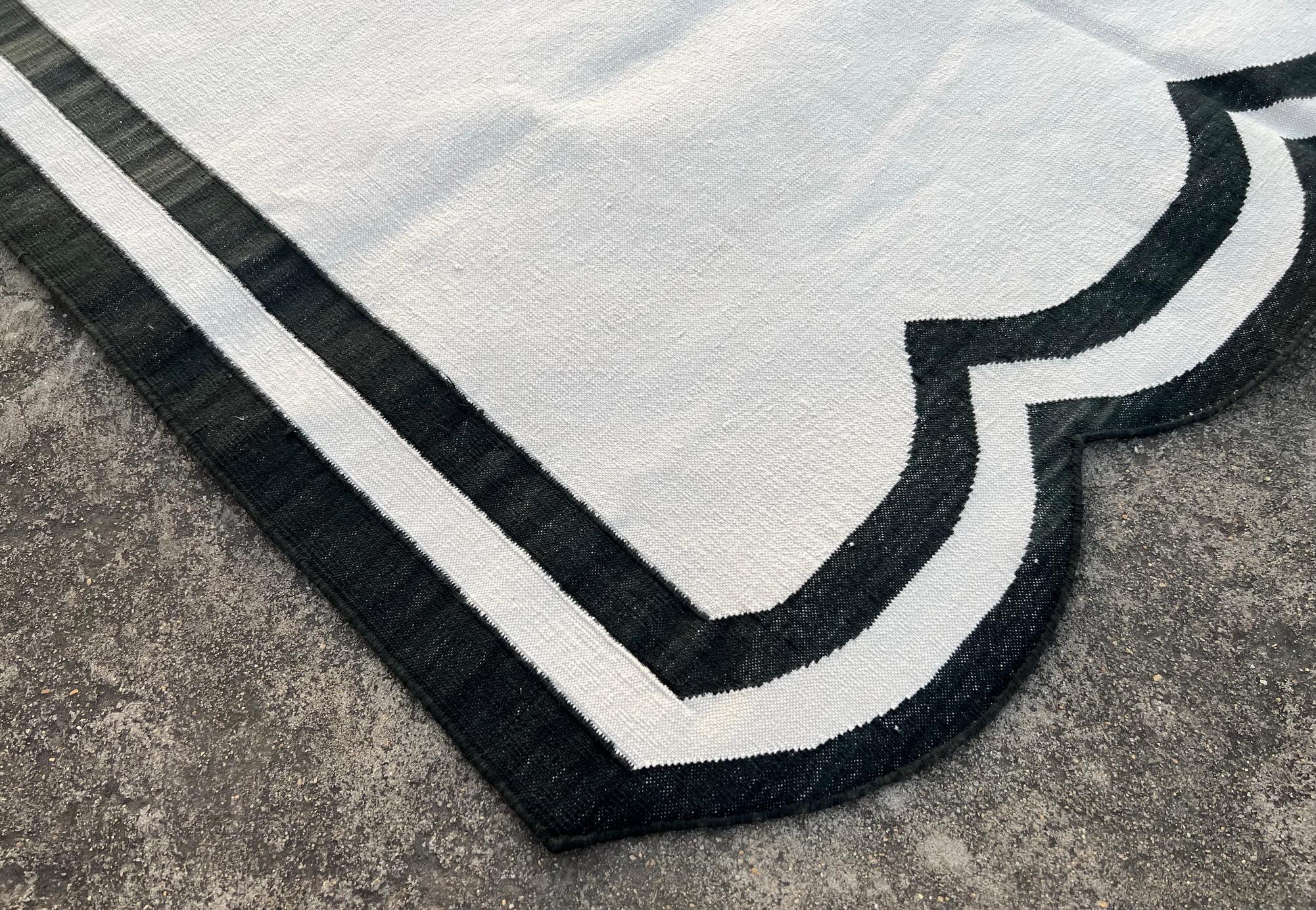 Handgefertigter Flachgewebe-Teppich aus Baumwolle, 4x6 Schwarzer und weißer Jakobsmuschel-Indianer Dhurrie im Angebot 2