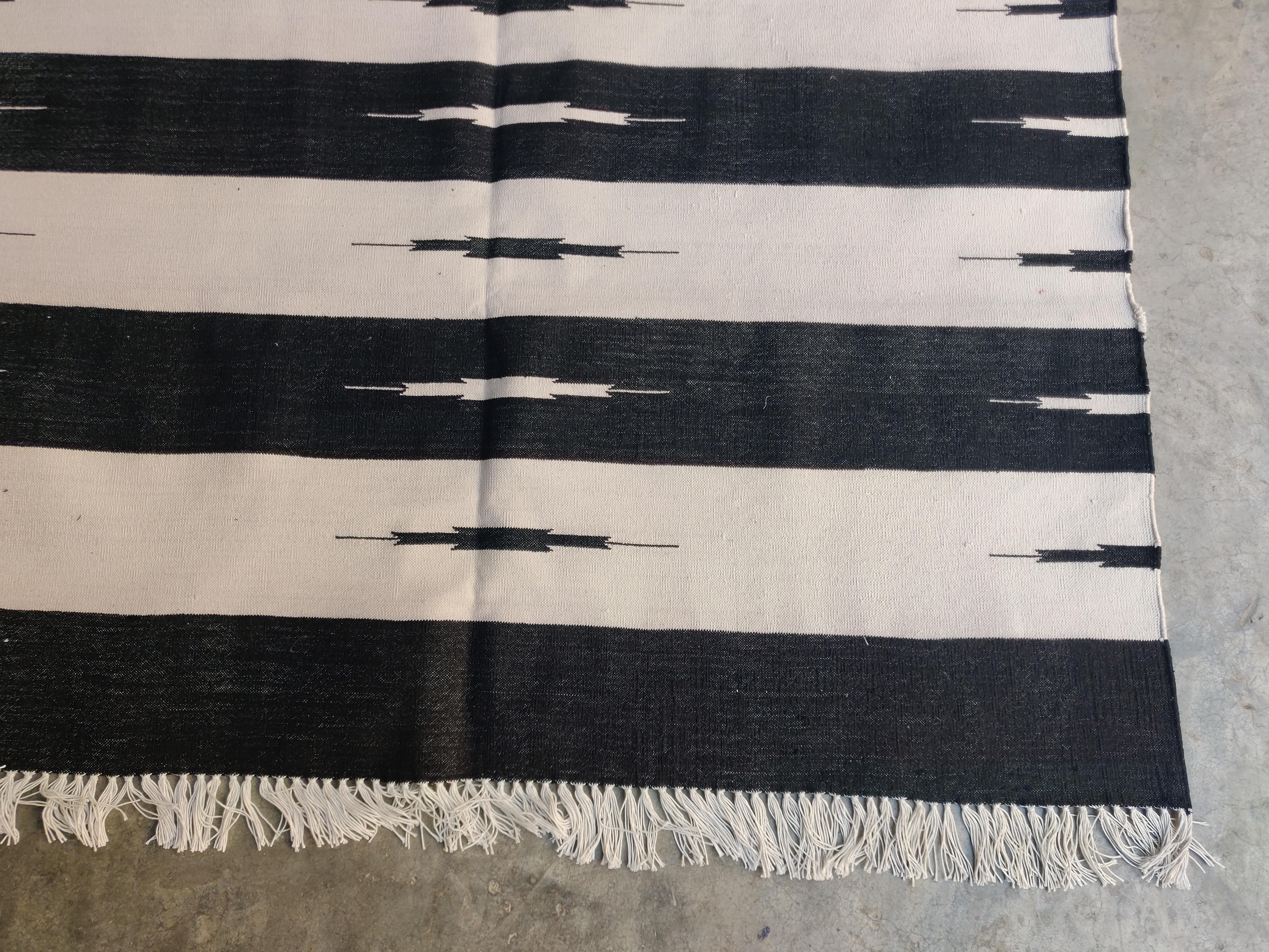 Handmade Cotton Area Flat Weave Rug, 4x6 Black And White Striped Indian Dhurrie In New Condition For Sale In Jaipur, IN